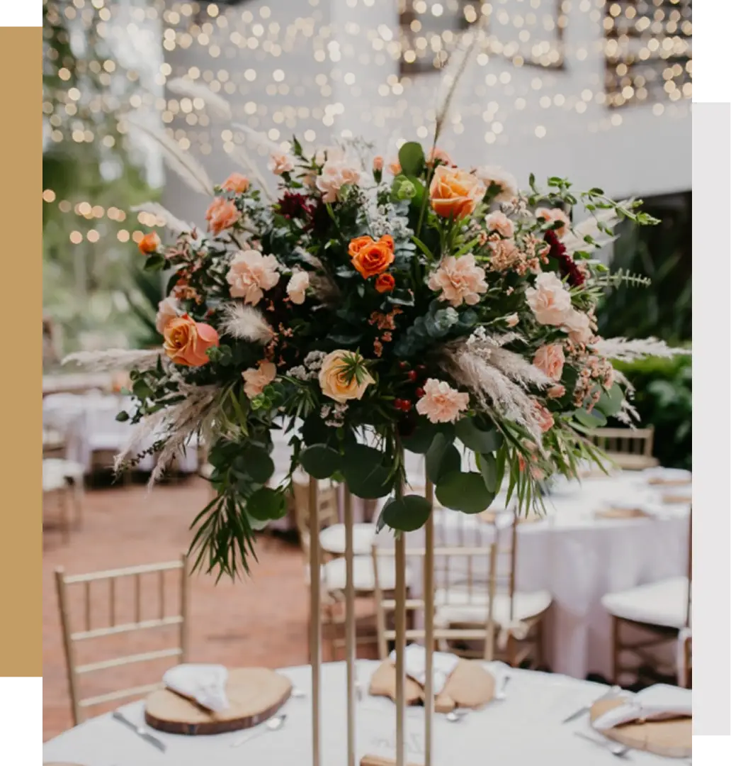 Centro de mesa elegante con flores blancas y detalles refinados en Casa Aragón.
