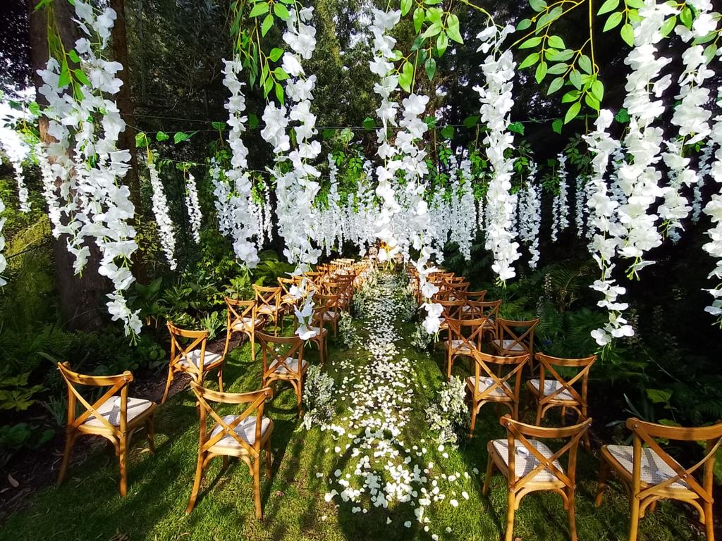 Decoración floral colgante al atardecer en jardín para bodas en Casa Aragón.