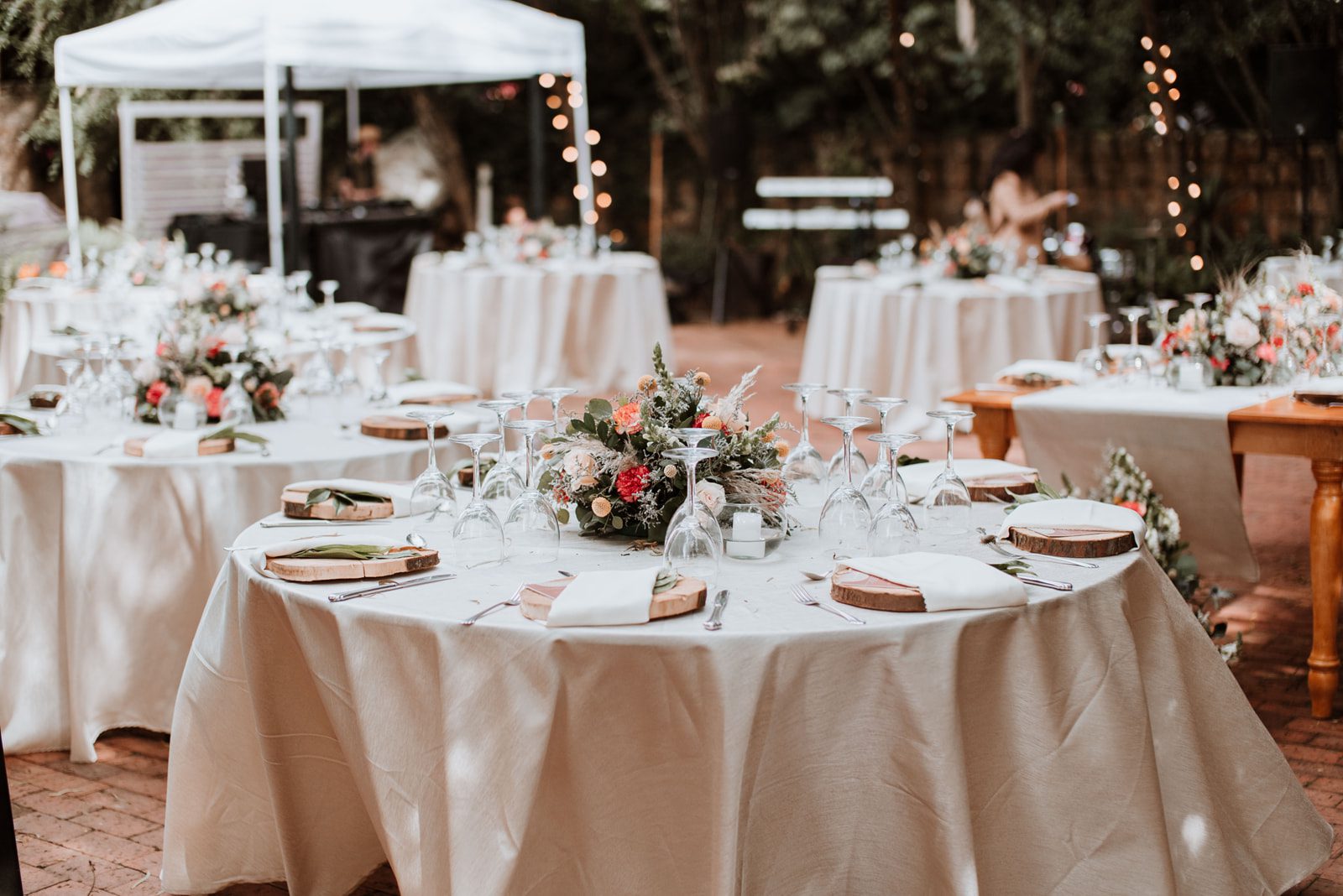 Juego de manteles y sobremanteles para mesas de boda y eventos.