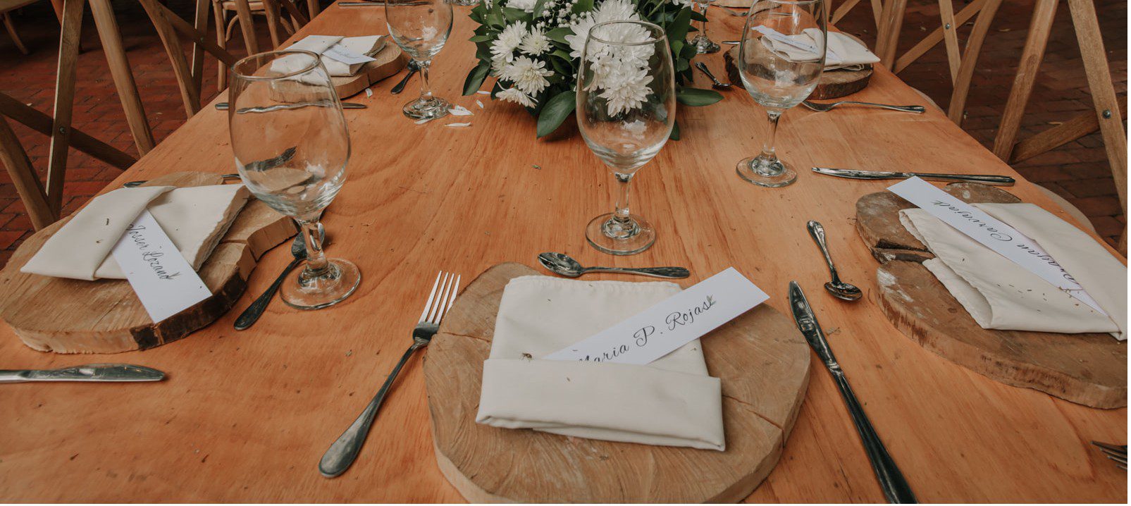 Seis cubiertos plateados listos para una mesa de boda.