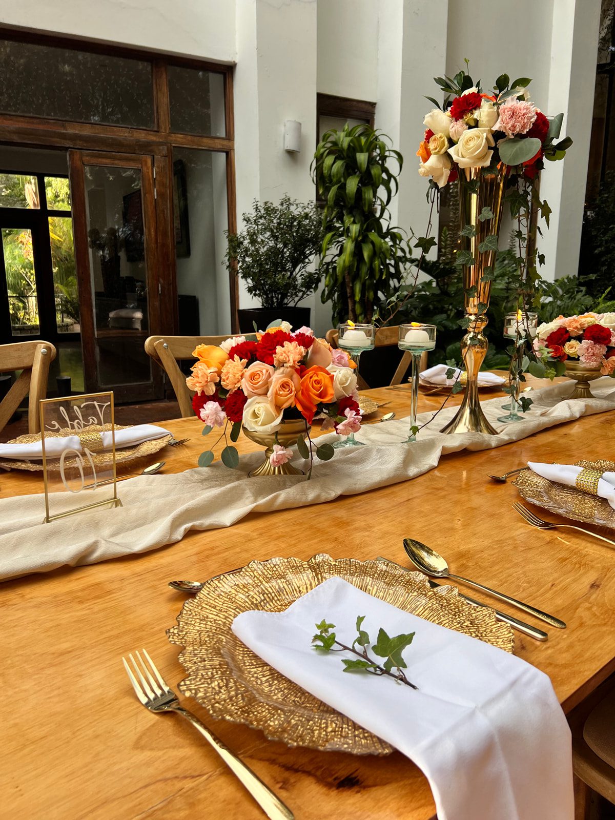 Cubiertos dorados listos para mesas de boda en Casa Aragón.