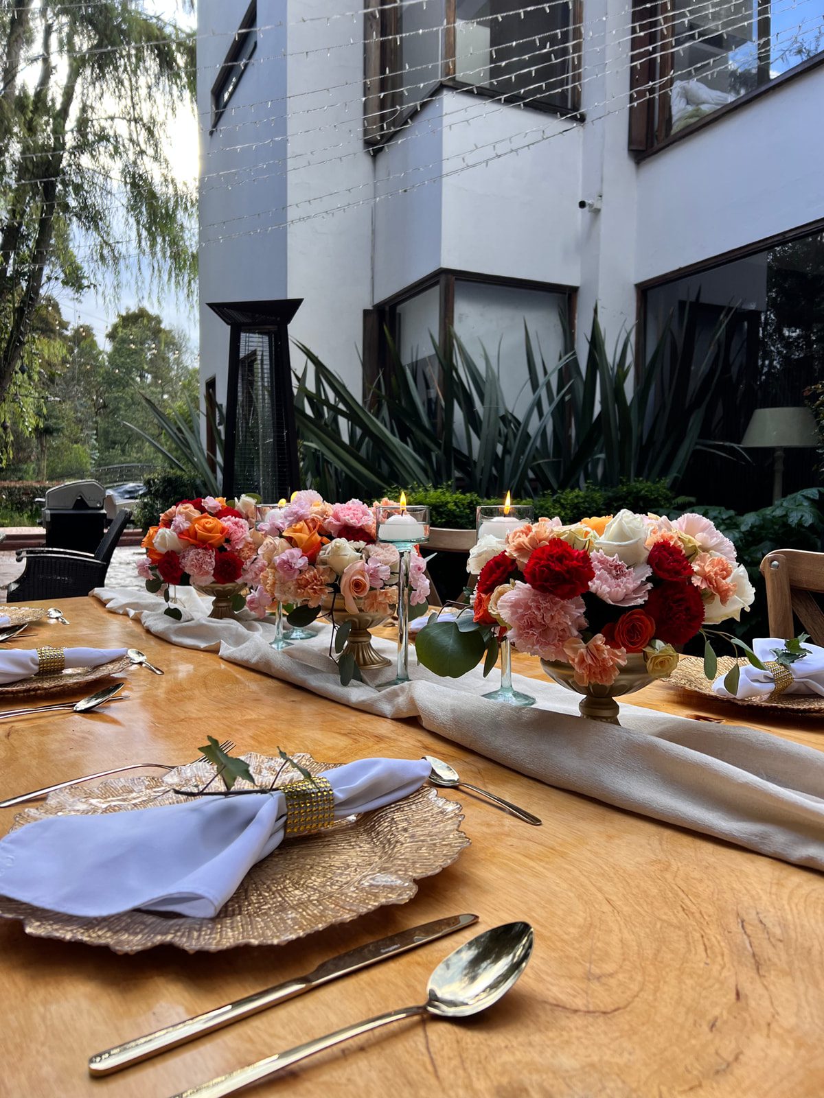 Set de cubiertos dorados para celebraciones y eventos especiales.