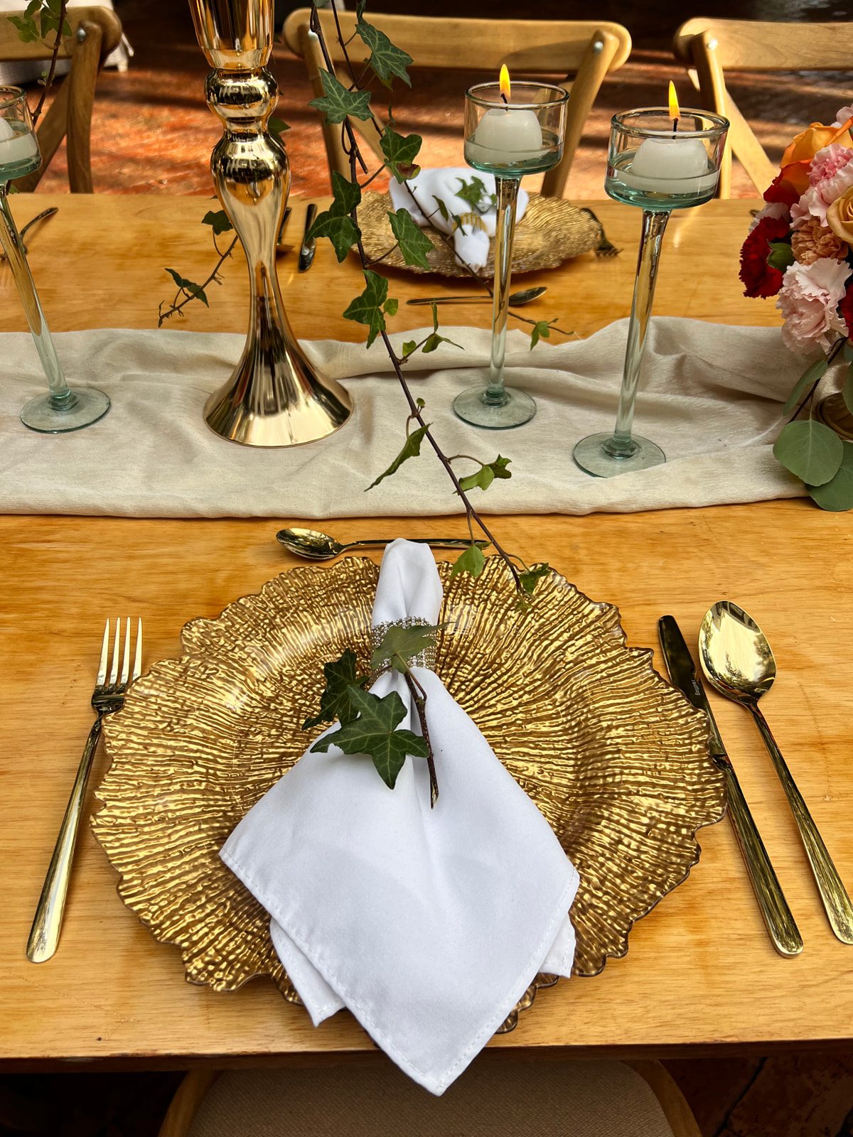 Elegante set de cubiertos dorados para bodas y eventos en Casa Aragón.