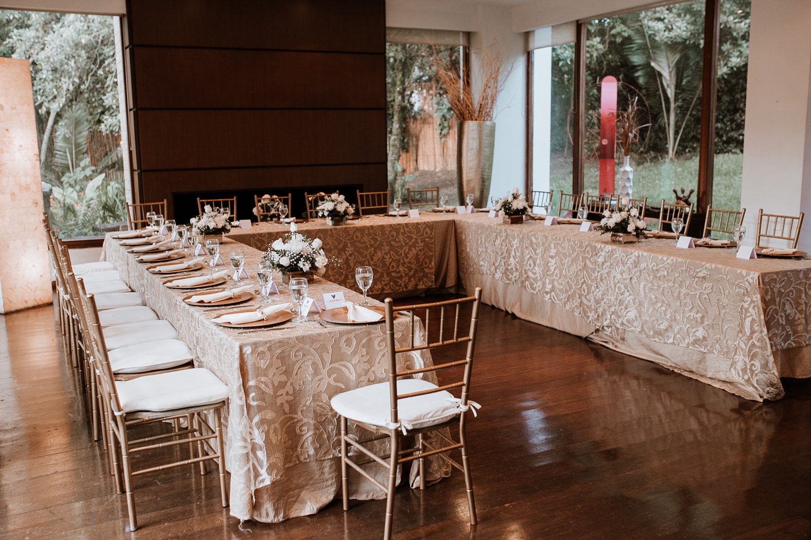 Manteles y sobremanteles en tonos elegantes para bodas y eventos.