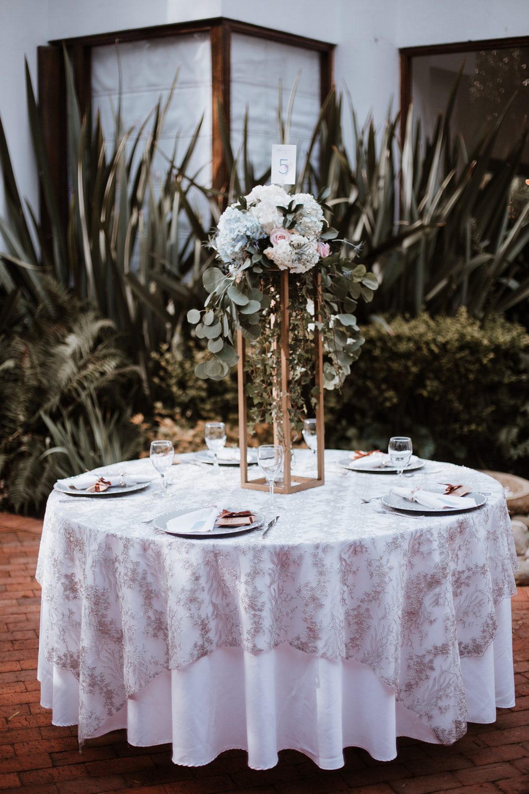 Juego de manteles y sobremanteles de alta calidad para celebraciones.