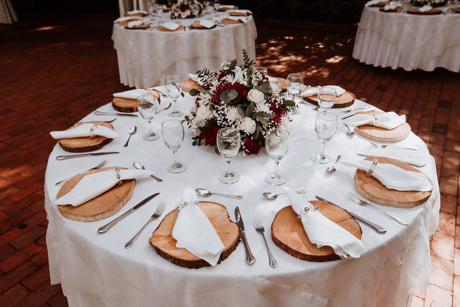 Manteles y sobremanteles preparados para evento en Casa Aragón.