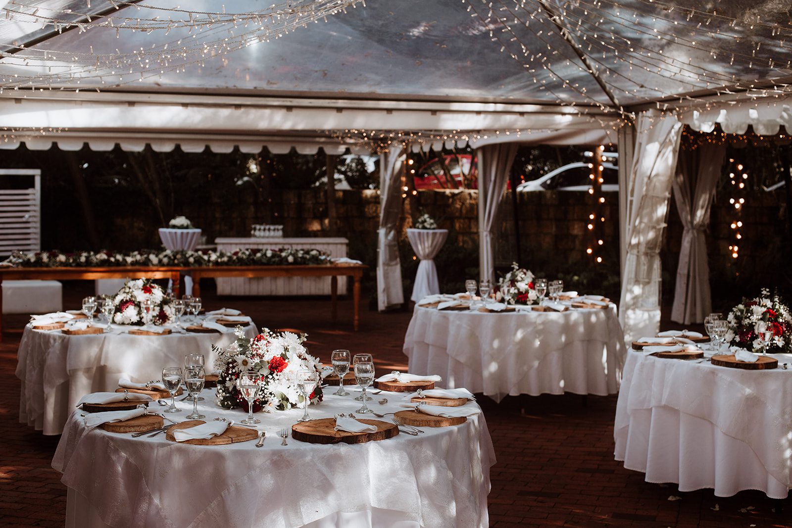 Manteles y sobremanteles de calidad para celebraciones especiales.