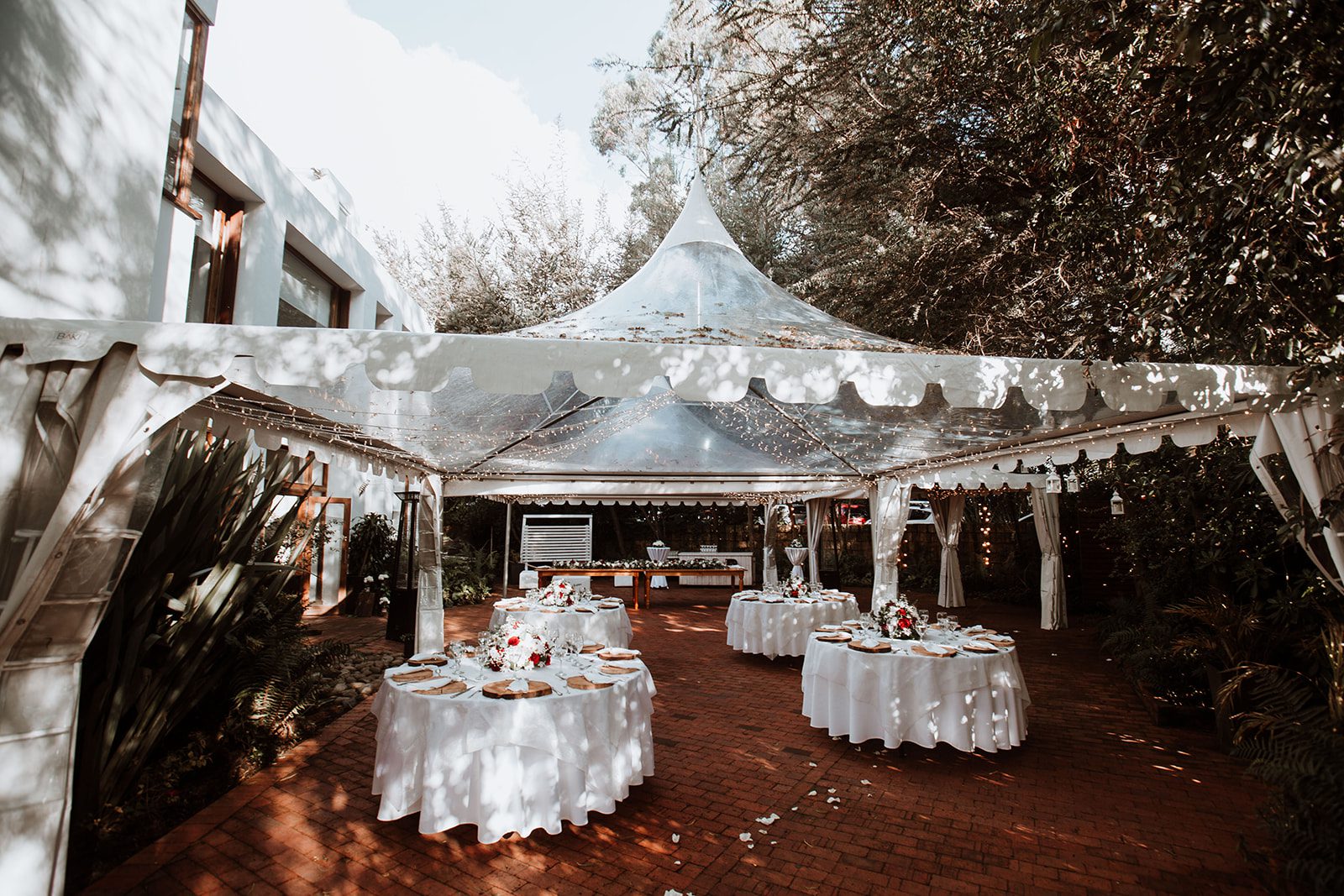 Manteles y sobremanteles en tonos elegantes para bodas.