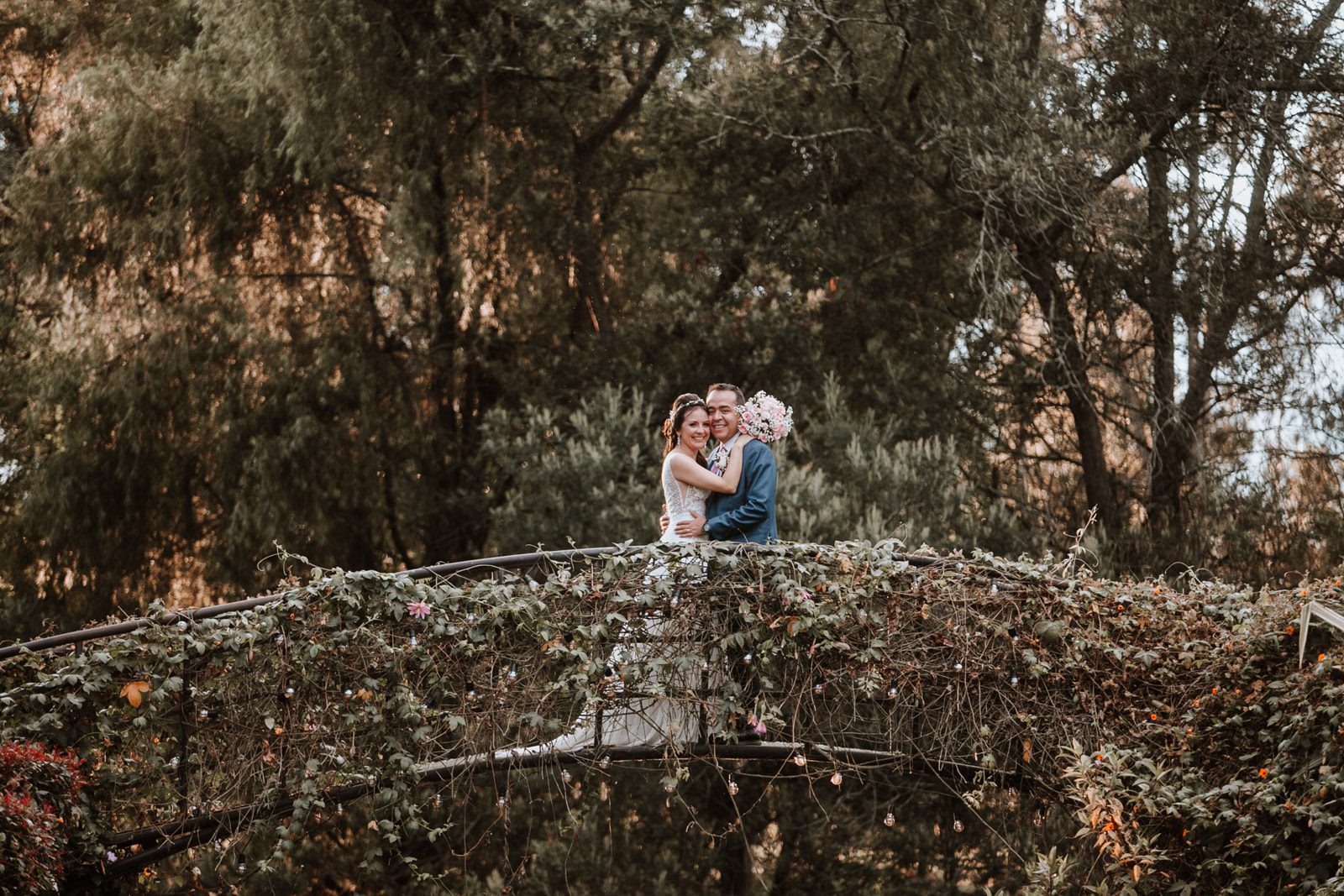 Pareja de novios posando en su boda campestre.