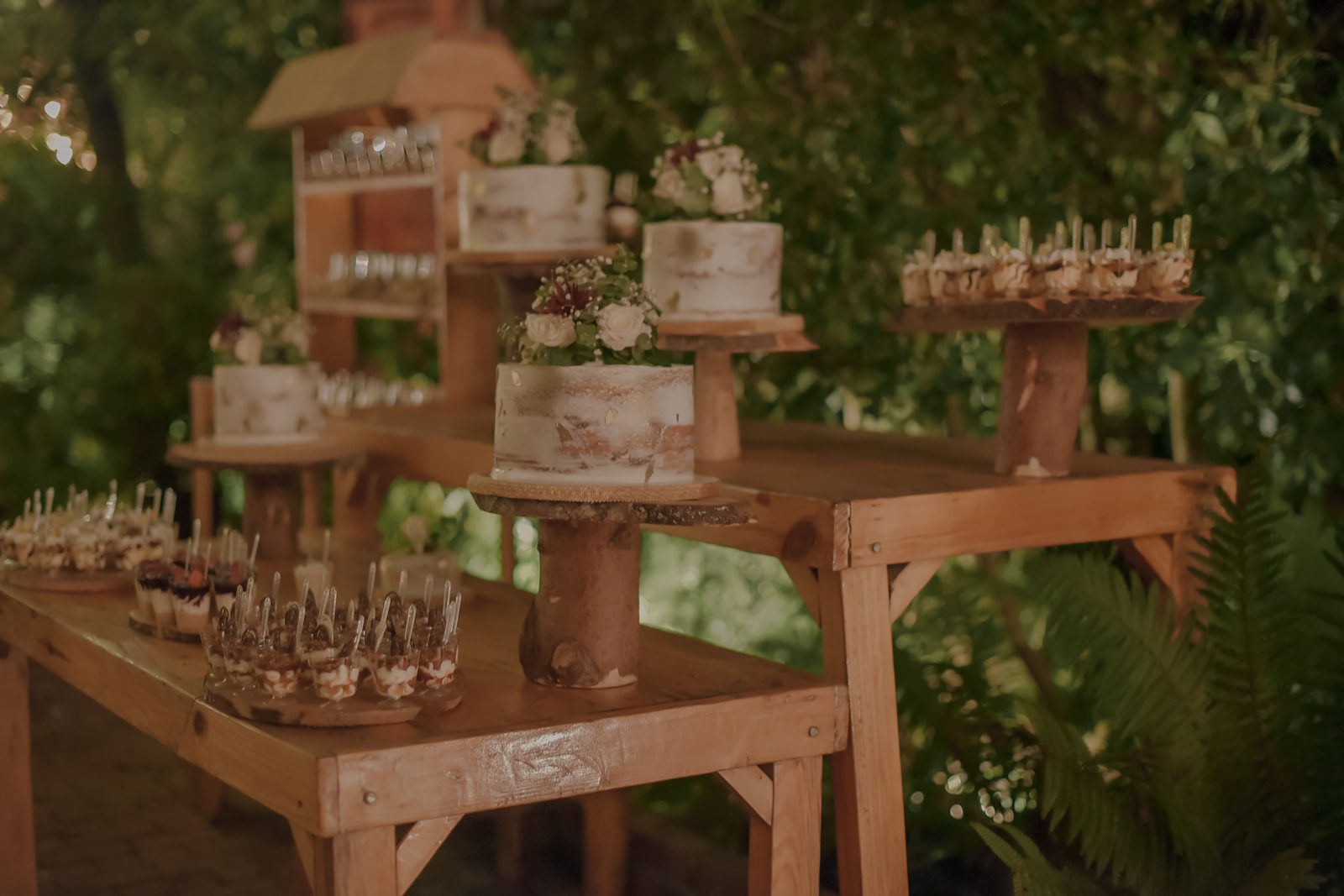 Mesas vintage alta y mediana para decoración de bodas en Casa Aragón.