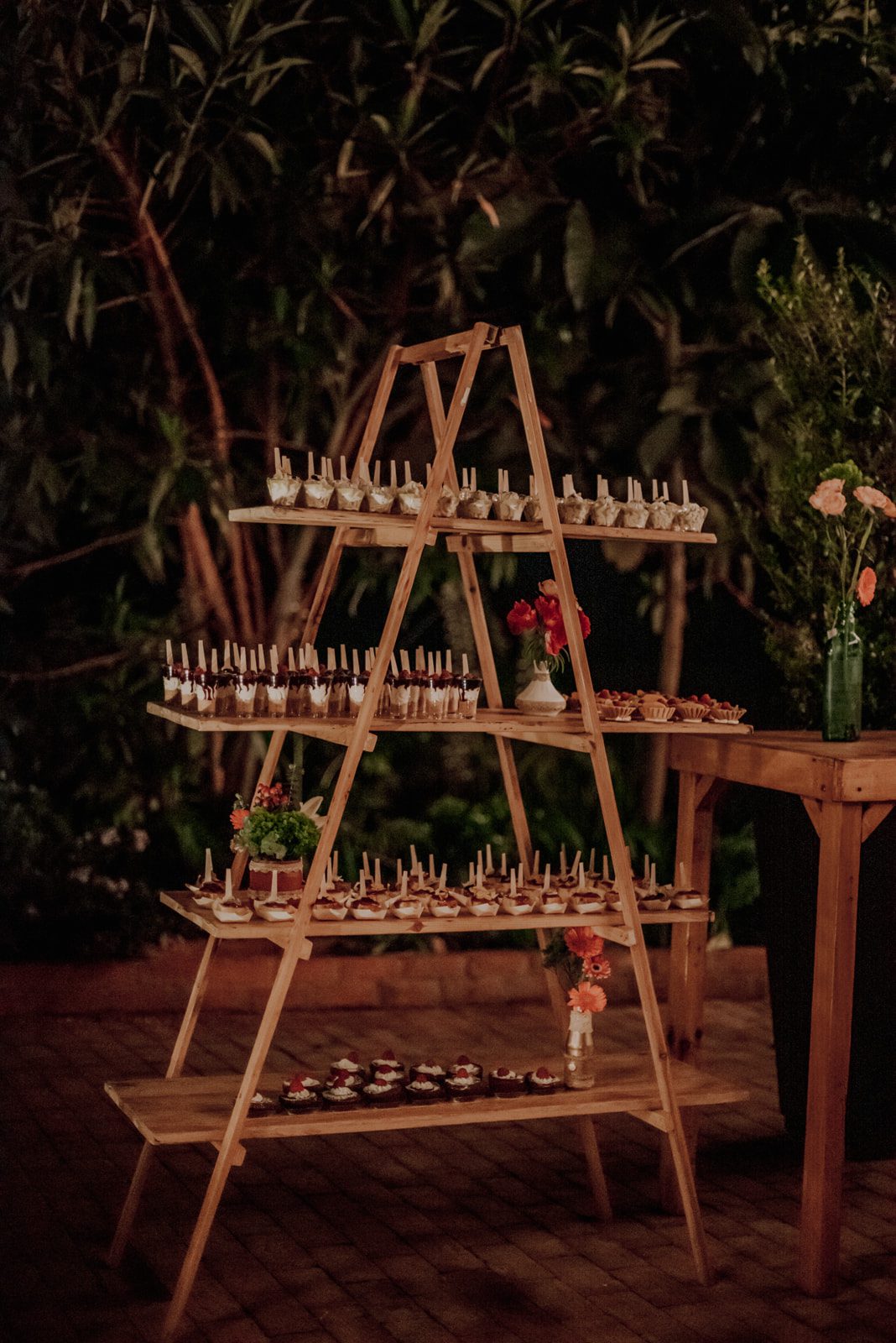 Trípode vintage para presentación de postres en bodas de Casa Aragón.