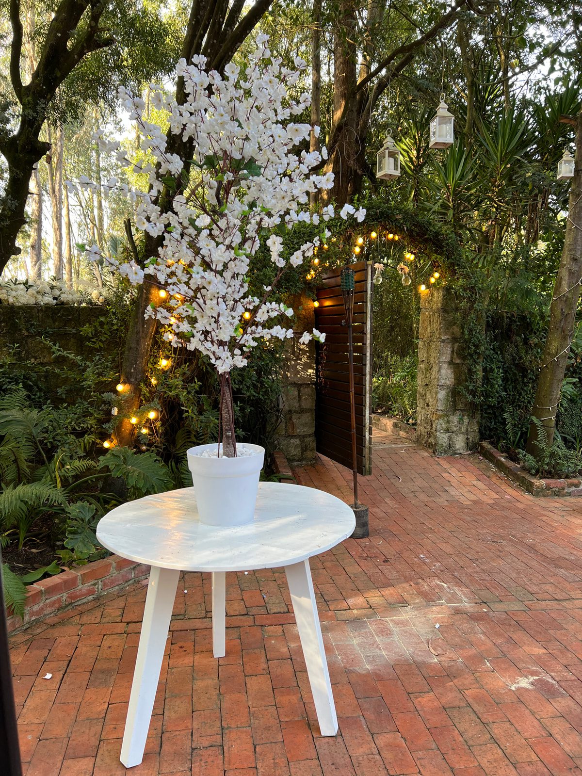 Árbol de los deseos sobre mesa decorativa en matrimonio al aire libre en Casa Aragón.