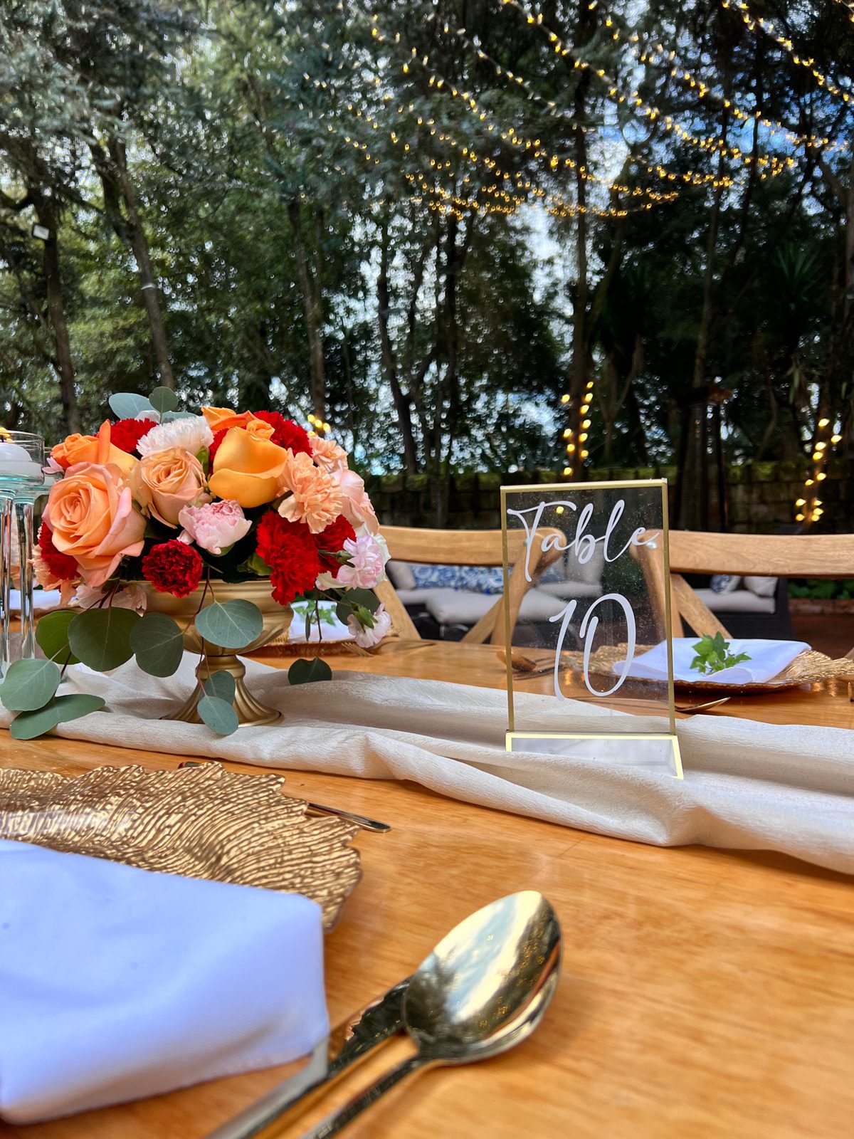 Mantel camino dorado de tela Shantu listo para evento en Casa Aragón.
