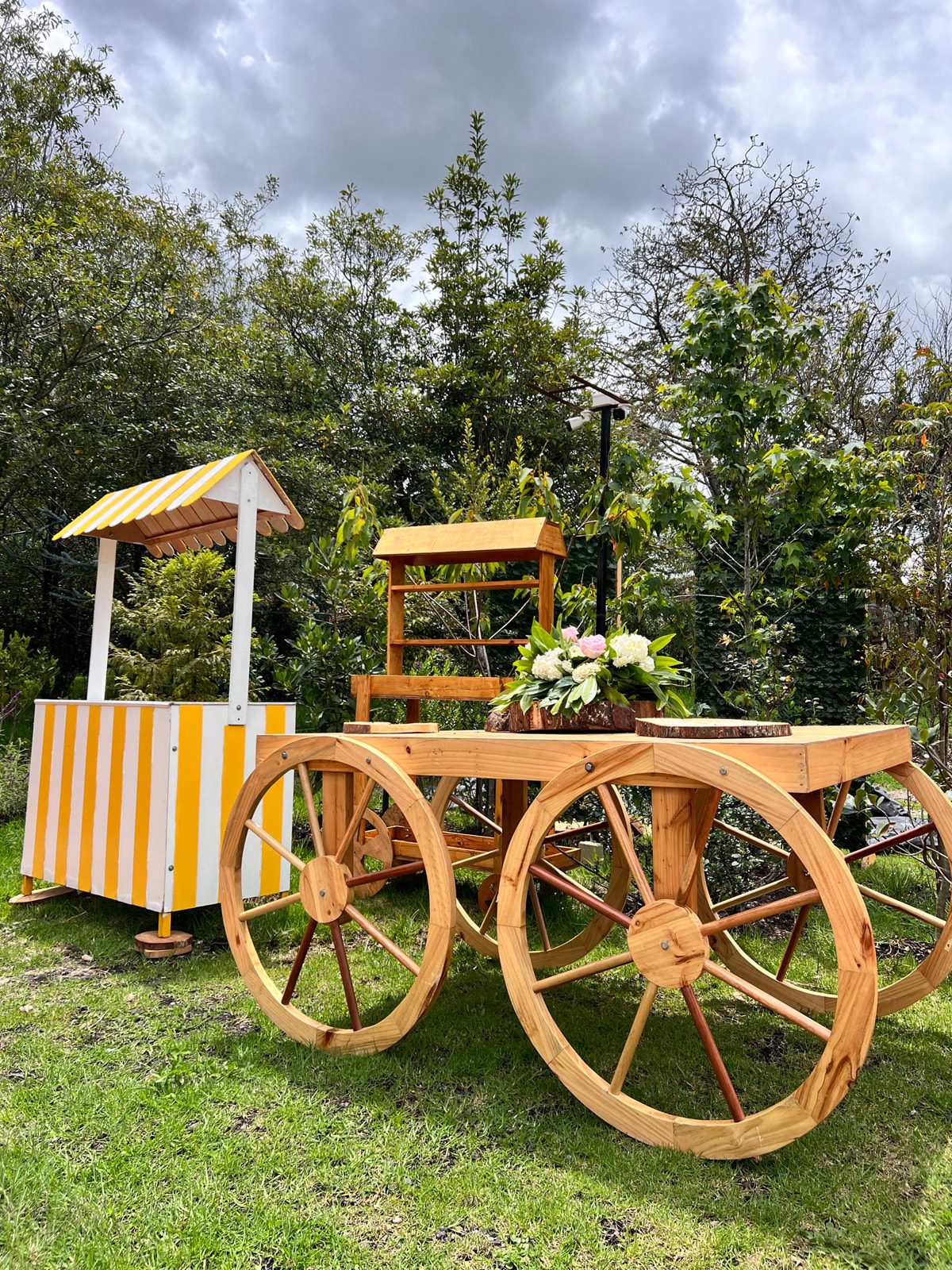 a de feria multiusos utilizada como estación de bebidas en matrimonio al aire libre en Casa Aragón.