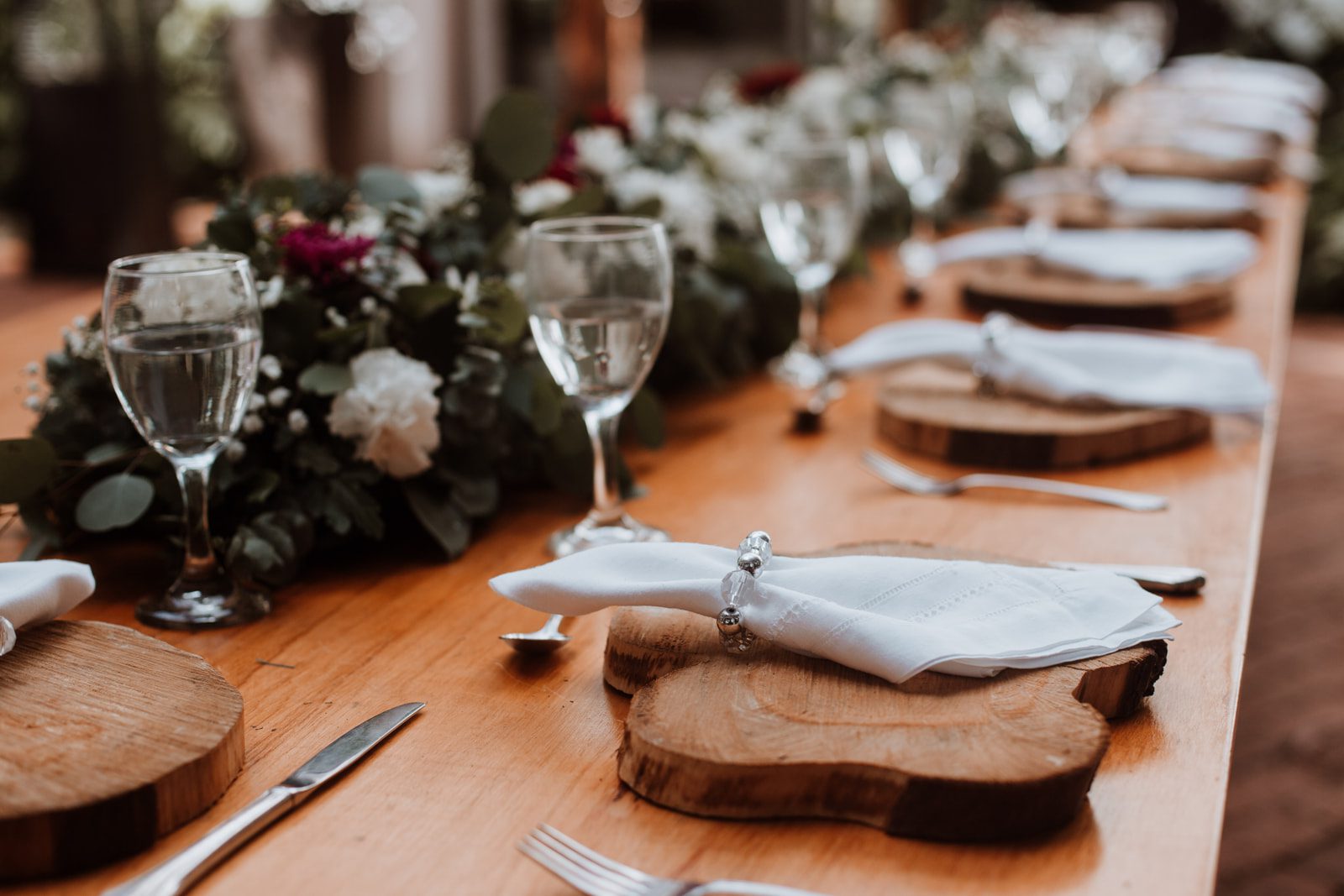 Copas de agua con diseño tallado para recepción de boda en Casa Aragón.