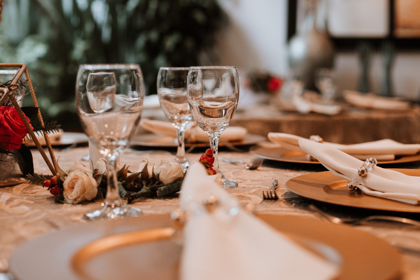 Copas de agua transparentes en mesa de boda Casa Aragón. Copas de agua transparentes en mesa de boda Casa Aragón.