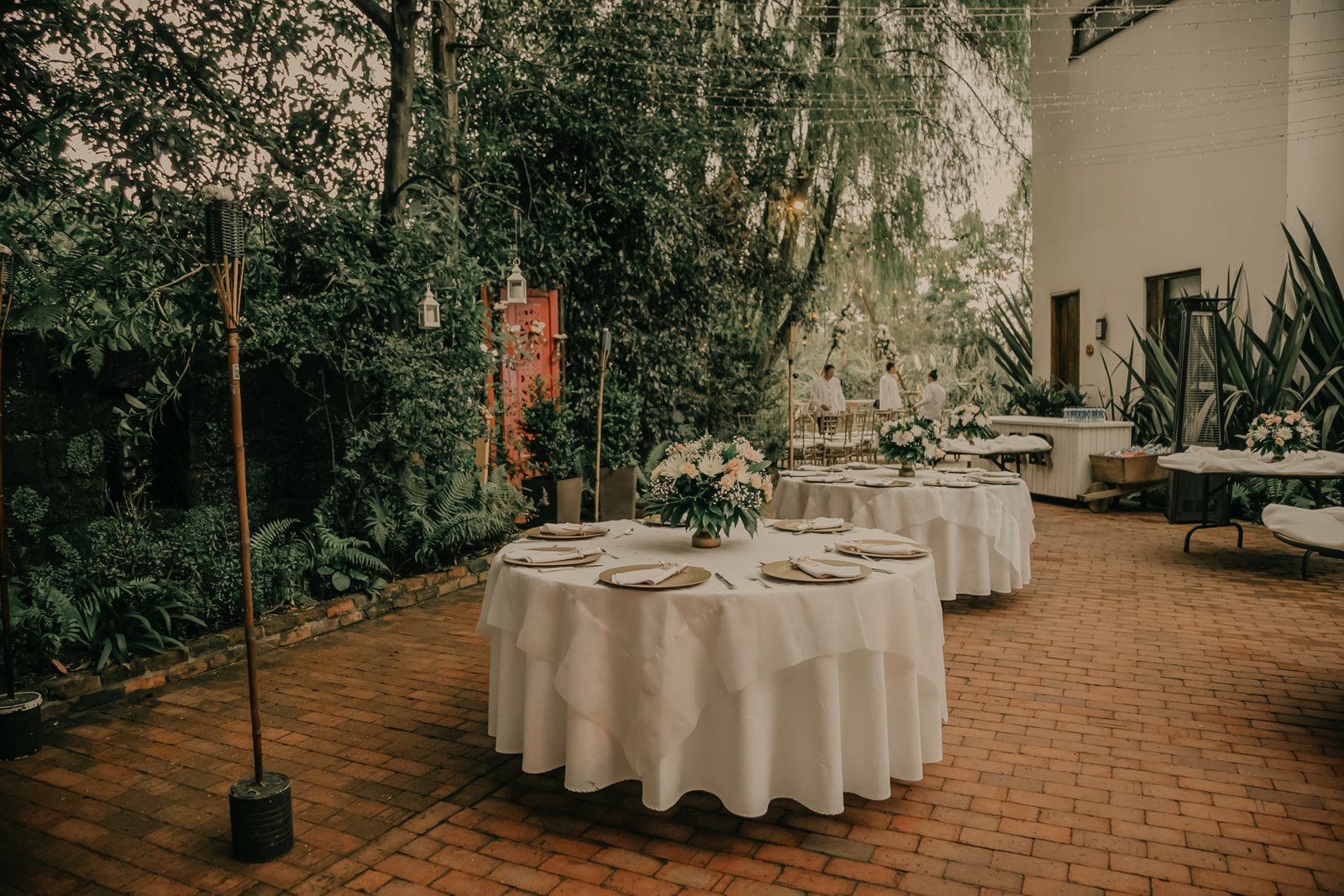 Manteles y sobremanteles de calidad para mesas de celebración.