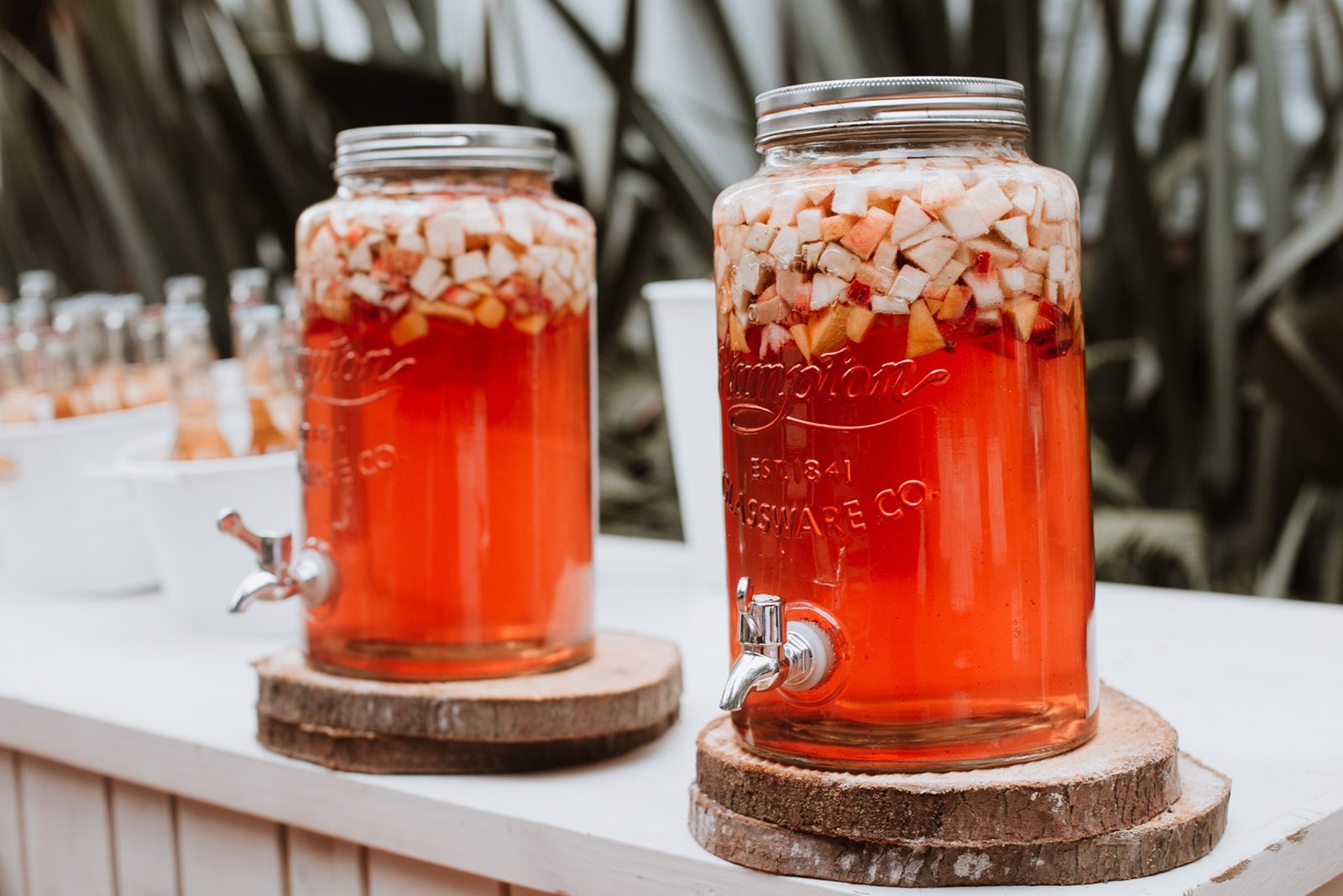 Dispensador de agua vintage decorando mesa de bebidas Casa Aragón.