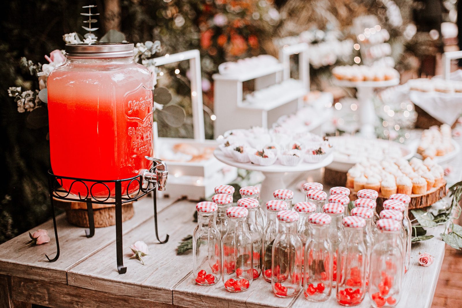 Dispensador de agua con base de madera para eventos Casa Aragón.