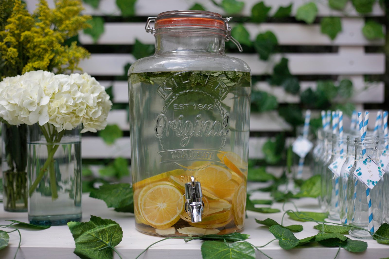 Dispensador de agua vintage para boda al aire libre en Casa Aragón.