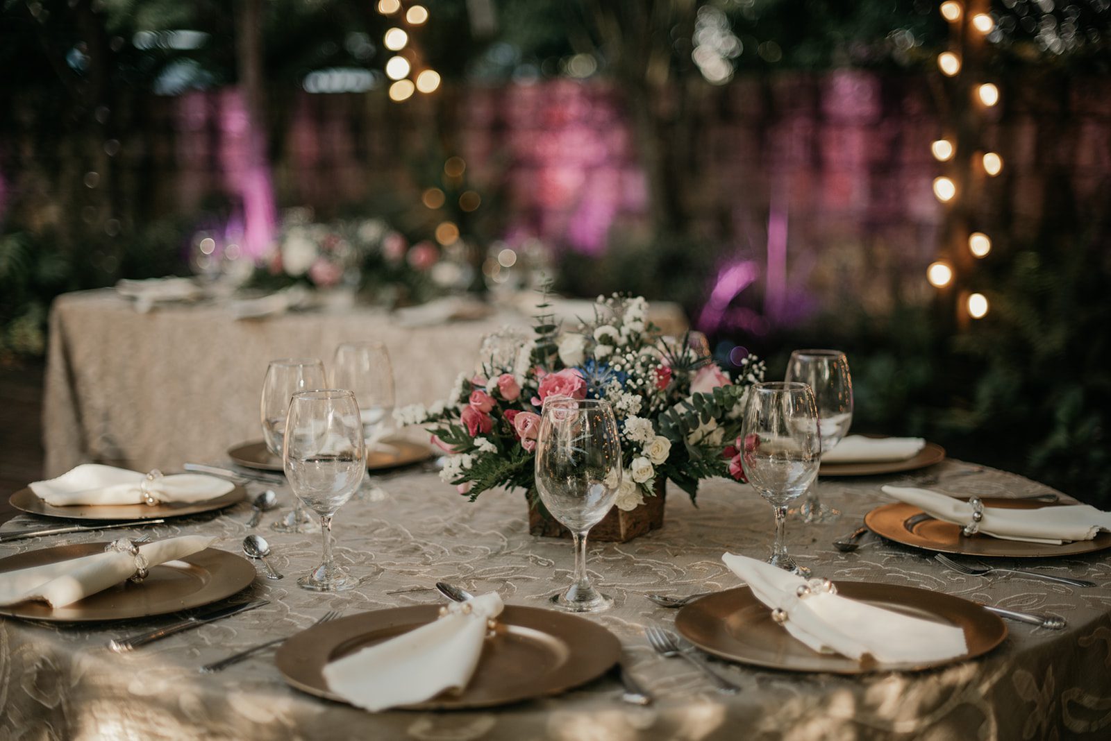 Set de manteles y sobremanteles para eventos y celebraciones.