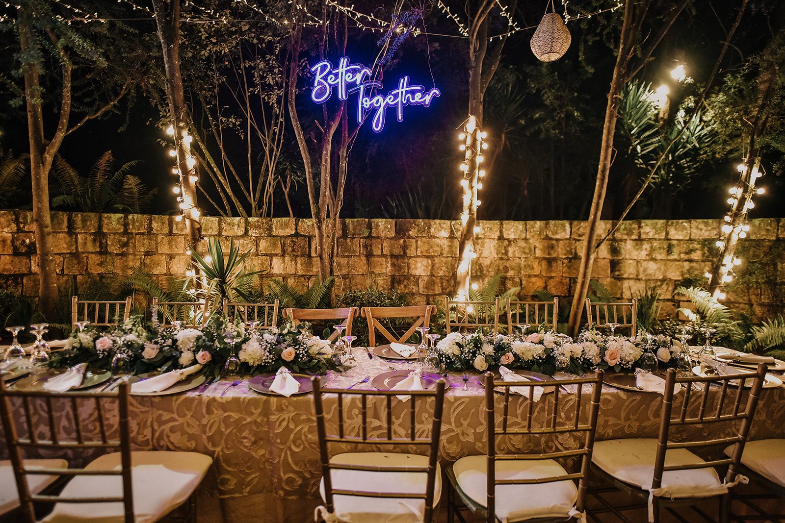 Manteles y sobremanteles elegantes para mesas de bodas en Casa Aragón.