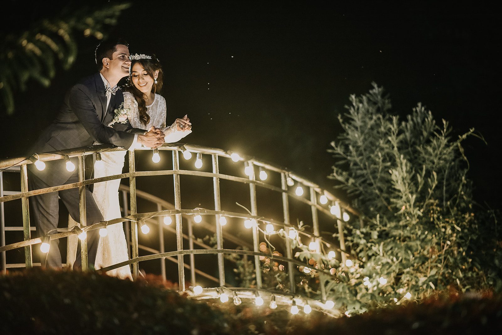 Novios posando en un paisaje natural durante su boda en Casa Aragón.