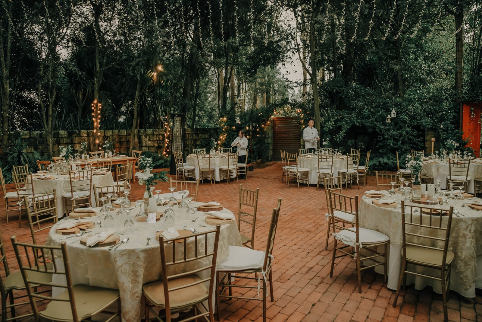 Manteles y sobremanteles listos para evento elegante en Casa Aragón.