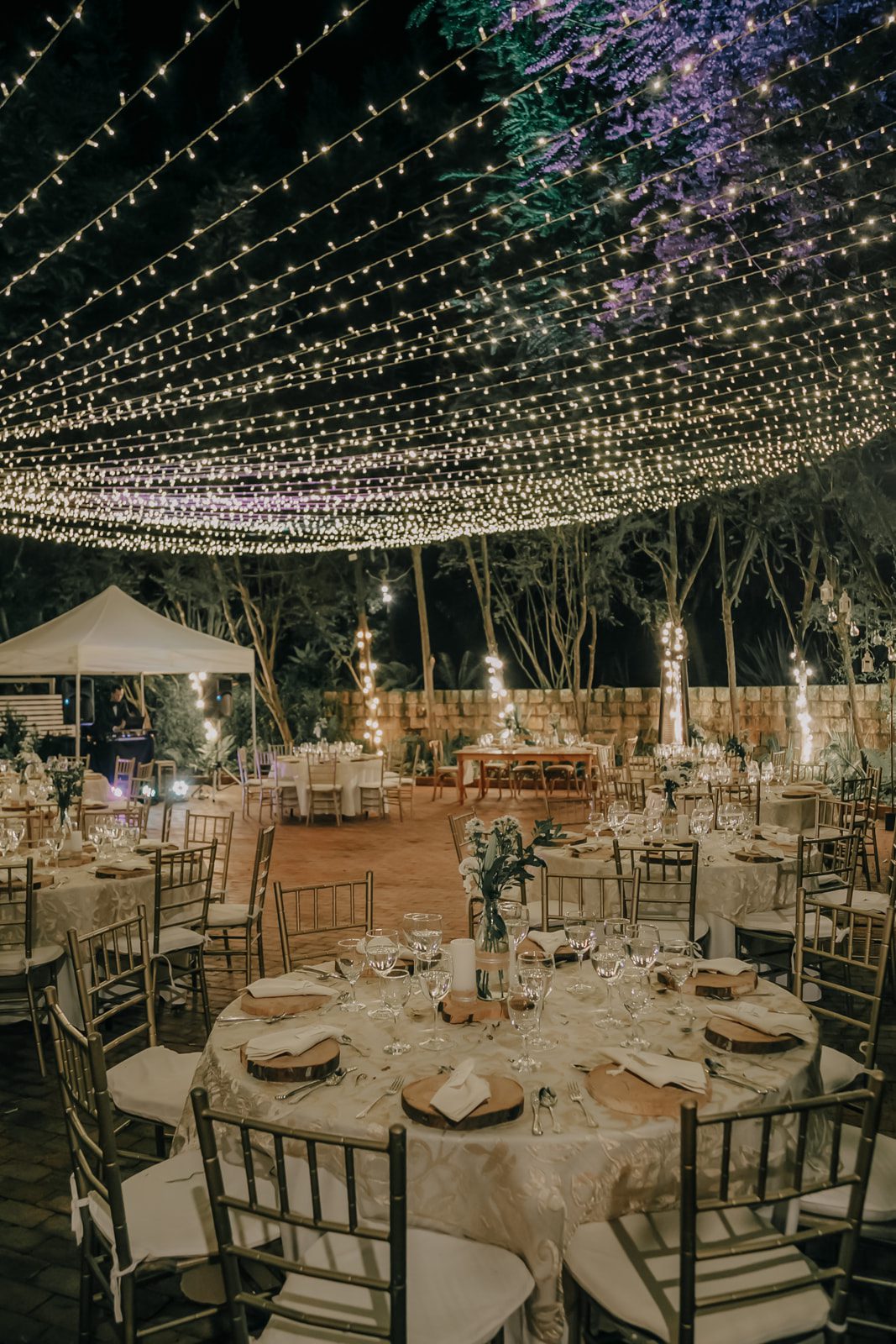 Manteles y sobremanteles decorativos para mesas de bodas y eventos.