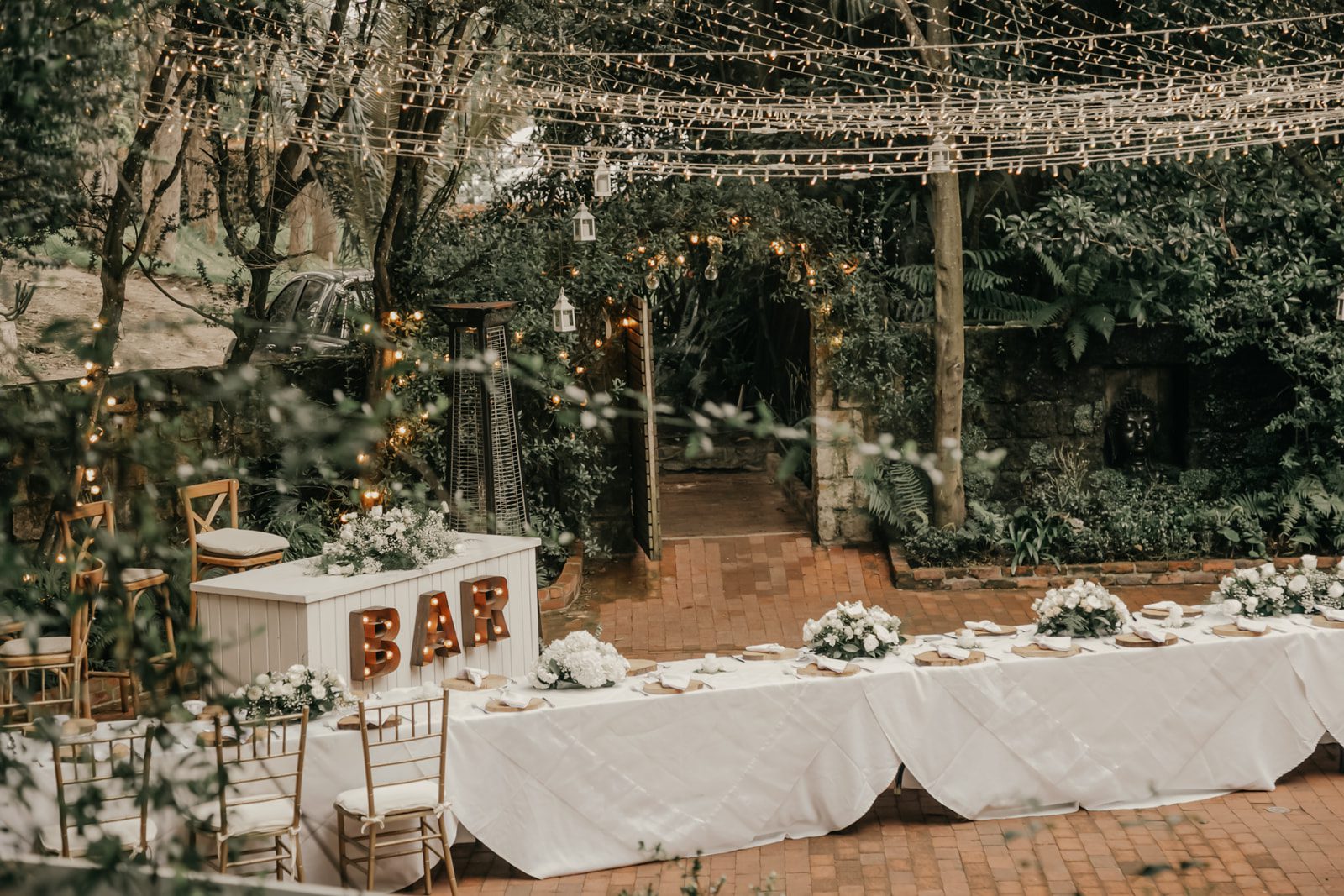 Manteles y sobremanteles listos para mesa de celebración.