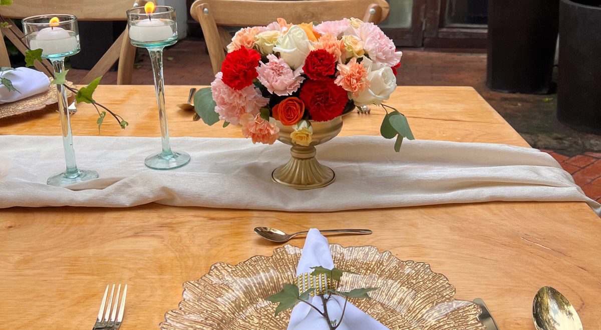 Mantel camino dorado de tela Shantu para bodas y eventos en Casa Aragón.