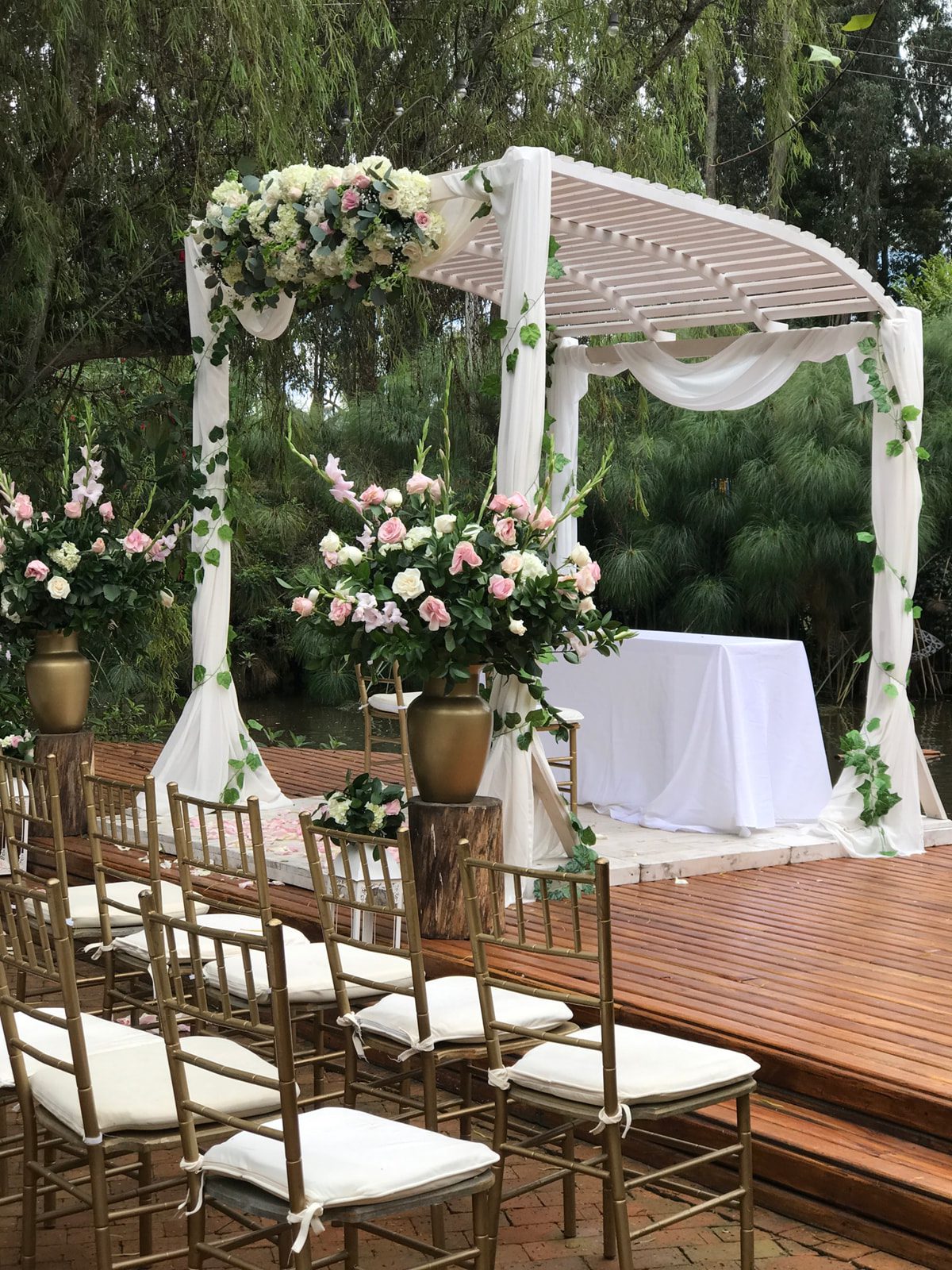 Mesa de altar adornada con flores para matrimonio al aire libre en Casa Aragón.