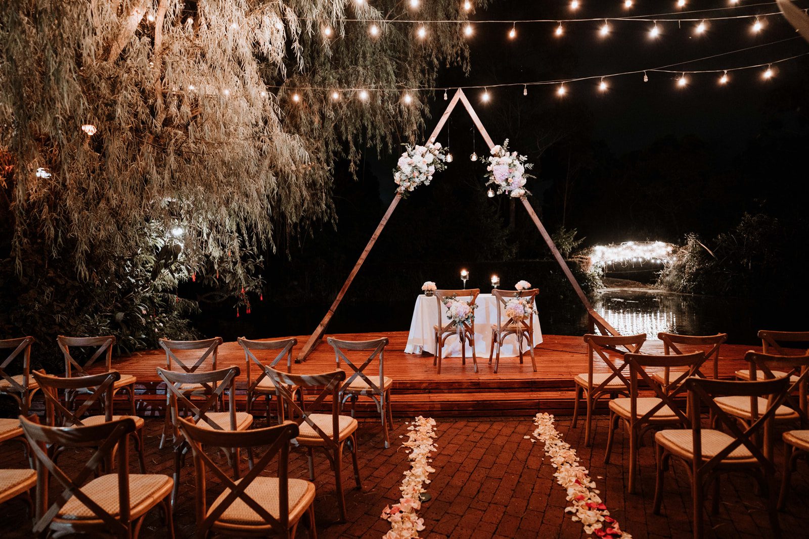 Mesa altar decorada para ceremonia de boda en los jardines de Casa Aragón