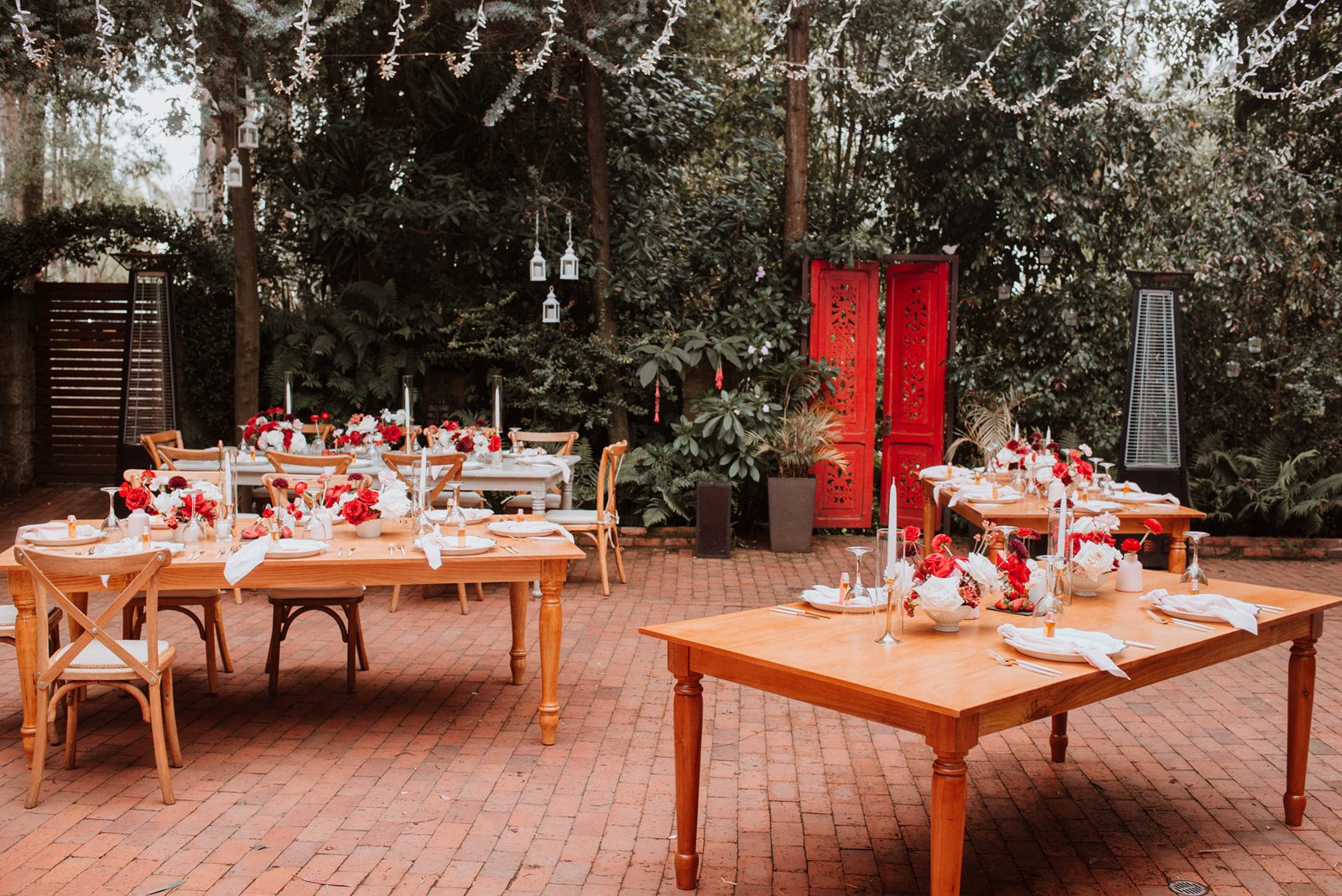 Mesa de madera maciza rectangular para banquete de boda en Casa Aragón.