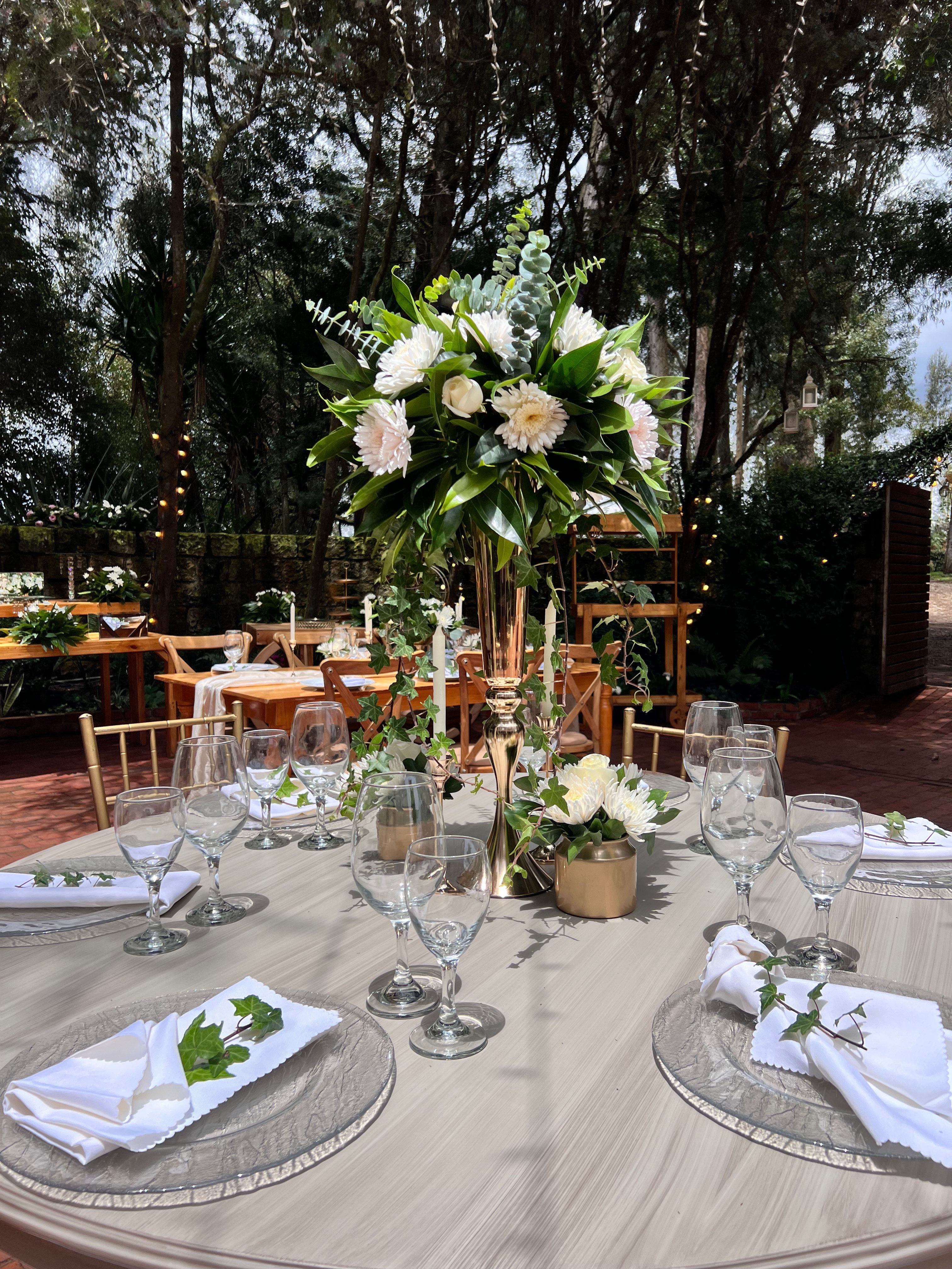 Mesa de madera maciza beige decorada para boda en Casa Aragón.