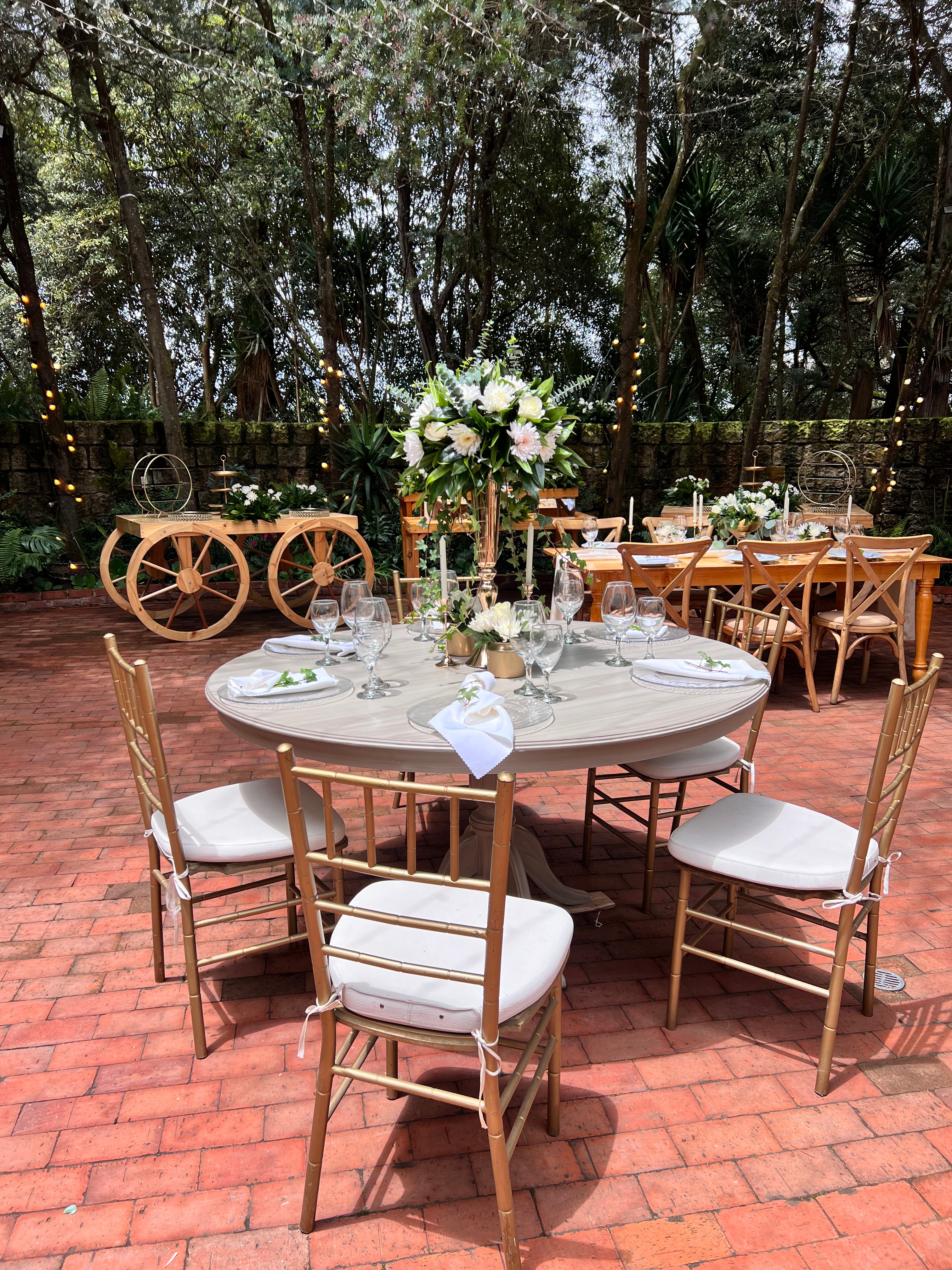 Mesas redondas beige de madera maciza usadas en boda en Casa Aragón.