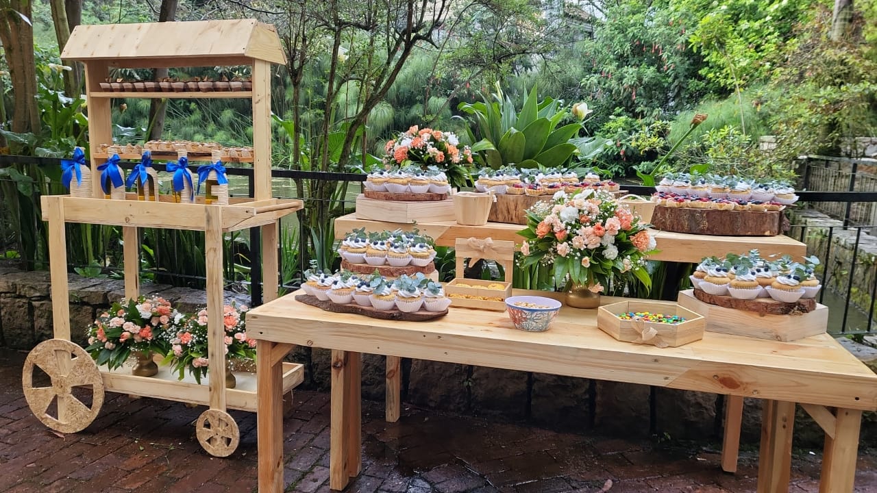 Set completo de postres vintage decorado para evento en Casa Aragón.