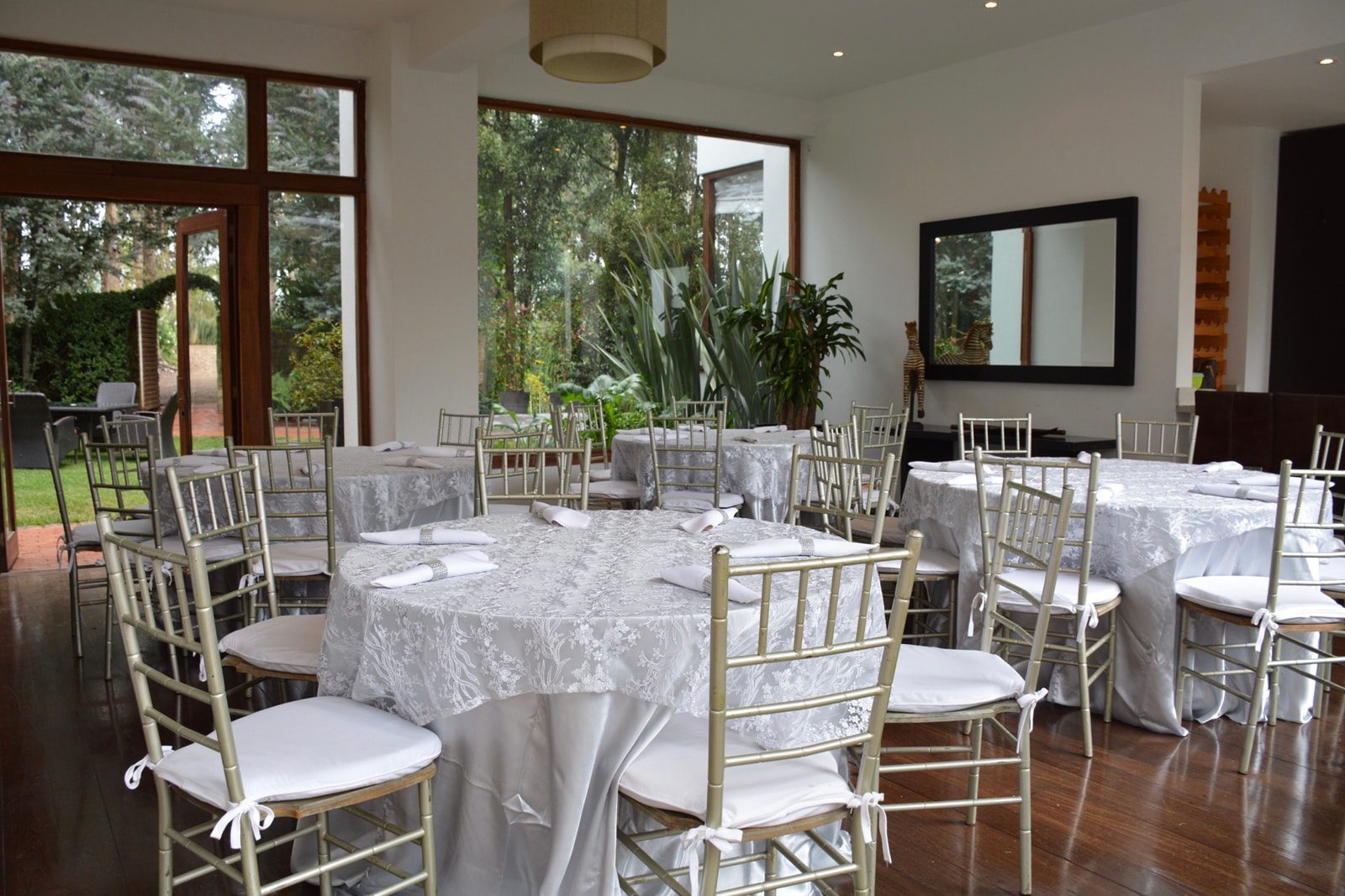 Mesas tablones redondas dispuestas en evento de Casa Aragón.