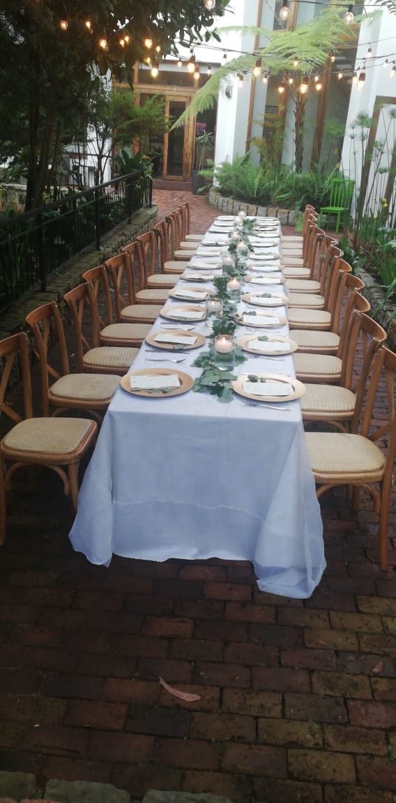 Mesas rectangulares de tablones usadas en boda en Casa Aragón.