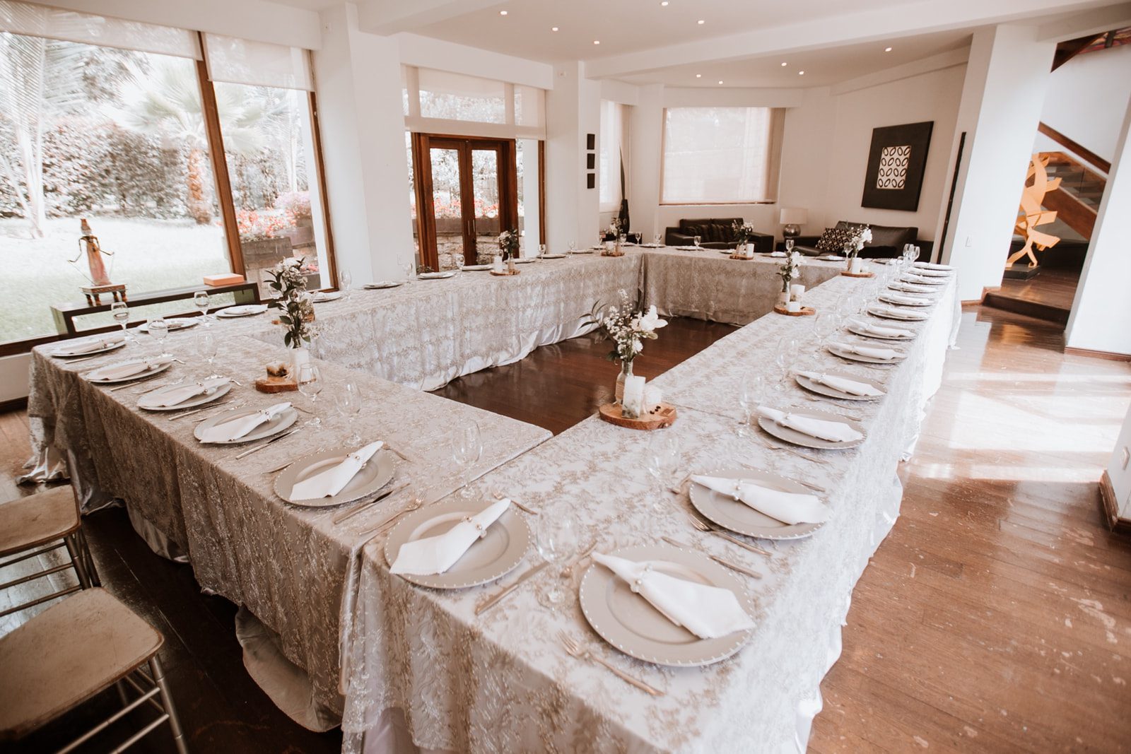 Mesa tablón rectangular de madera natural para montaje de boda.