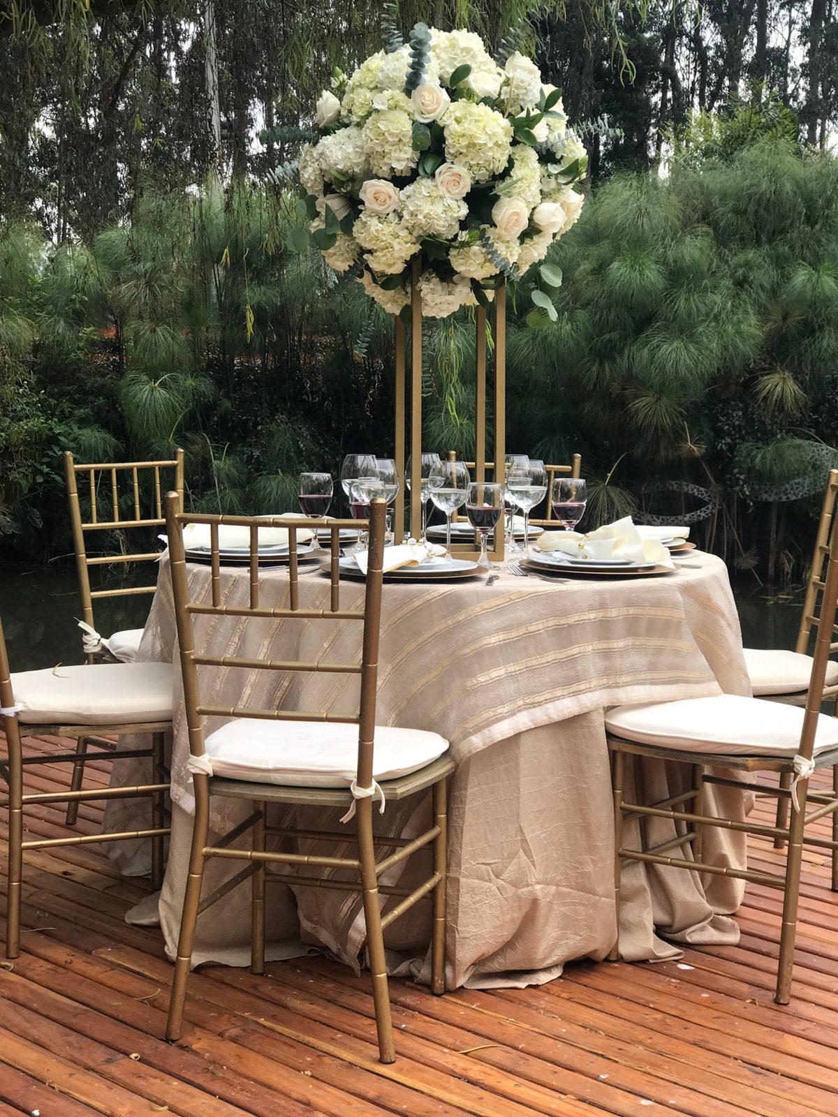 Mesa tablón redonda de madera lista para montaje de boda.