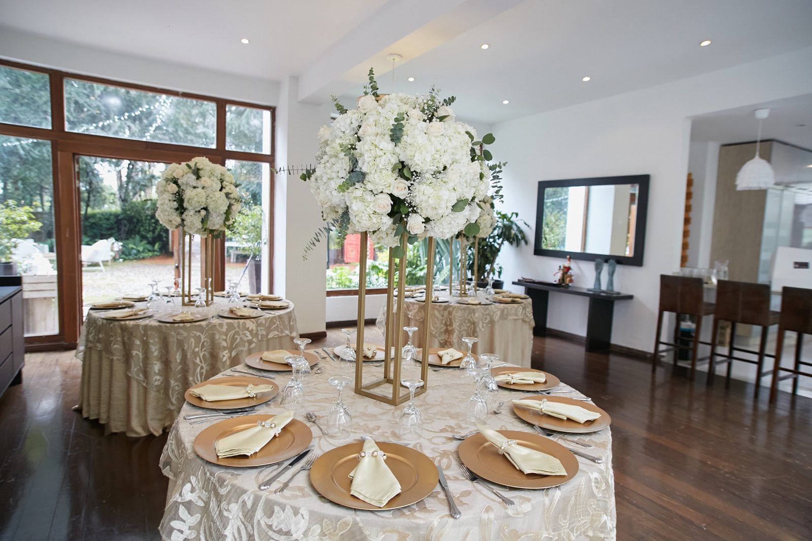 Mesas redondas de tablones para montaje de boda campestre.