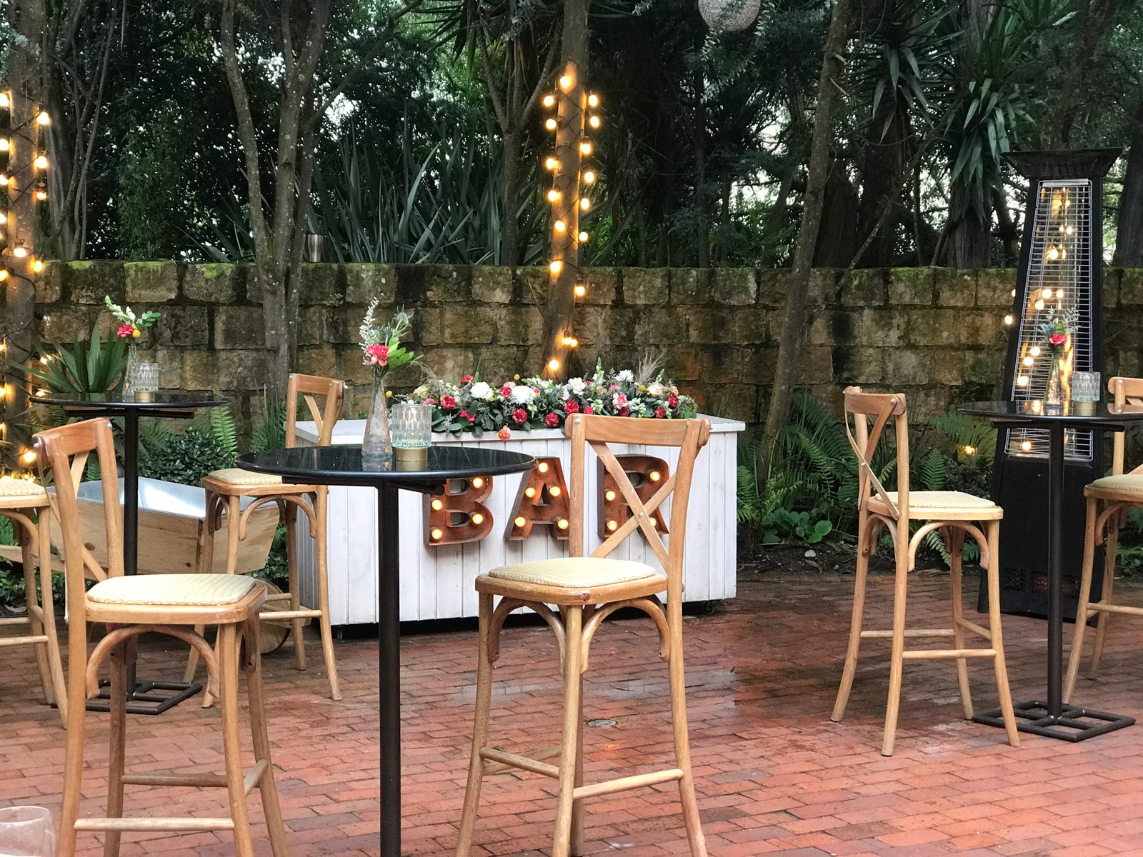 Mesas cocteleras altas de mármol con sillas crossback en boda de Casa Aragón.