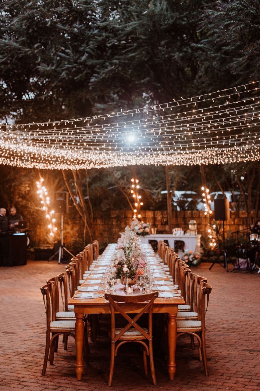 Mesa de madera maciza rectangular decorada para evento en Casa Aragón.