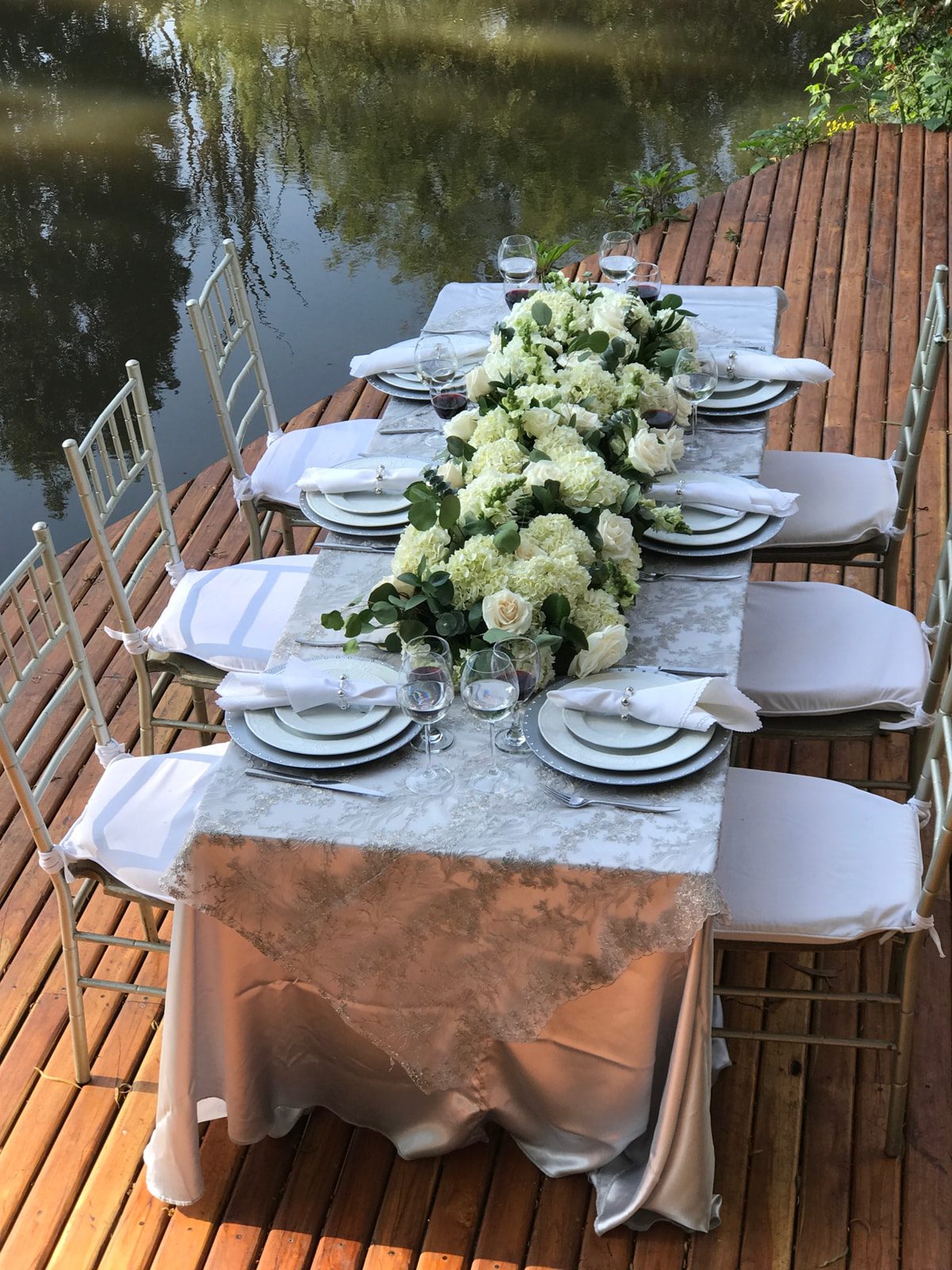 Mesas rectangulares de tablones con montaje de boda elegante.