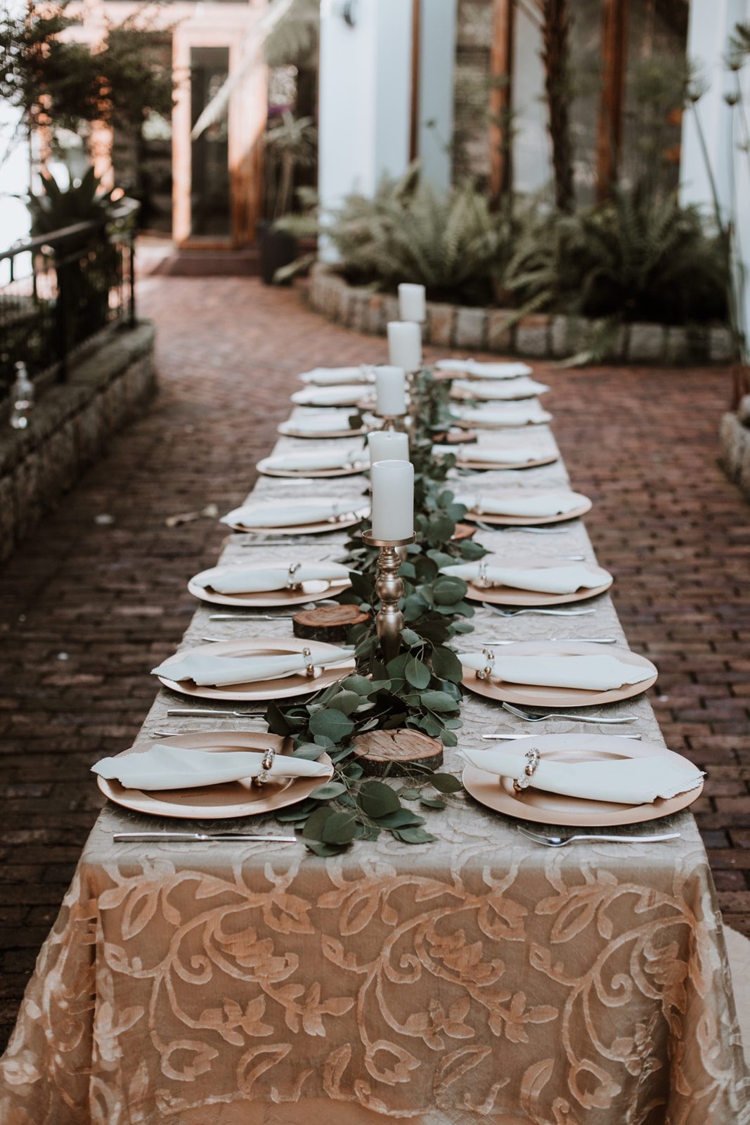 Mesa tablón rectangular decorada para boda campestre en Casa Aragón.