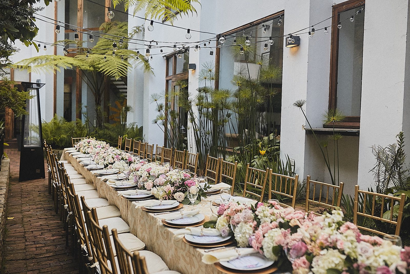 Mesas tablones rectangulares de madera para bodas y eventos en Casa Aragón.