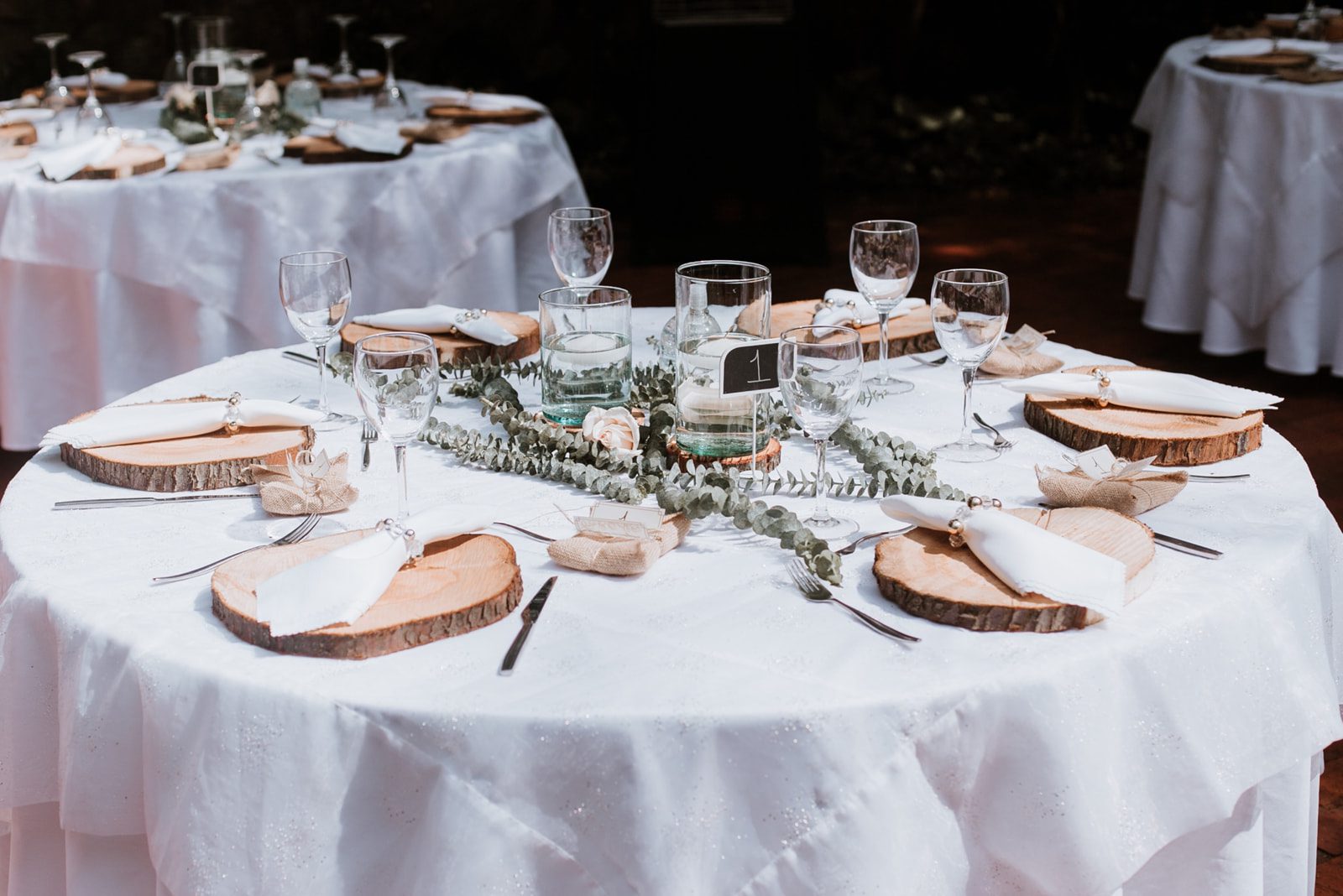 Mesas tablones redondas de madera para bodas y eventos en Casa Aragón.