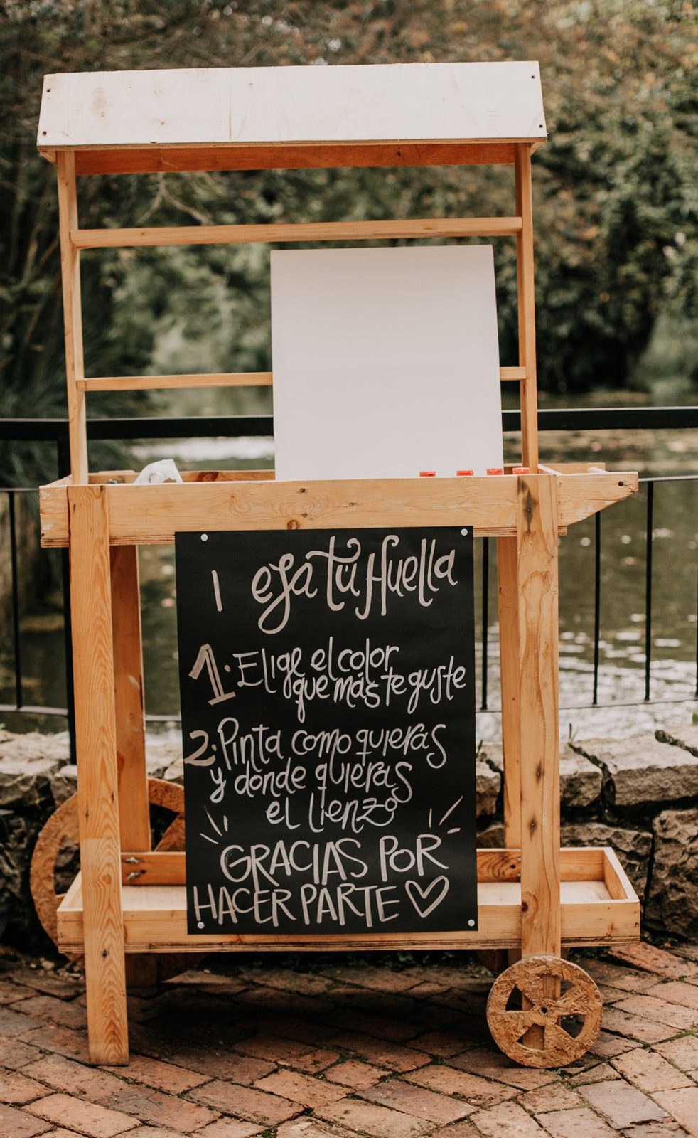 Carrito decorativo de postres con flores y dulces en Casa Aragón.