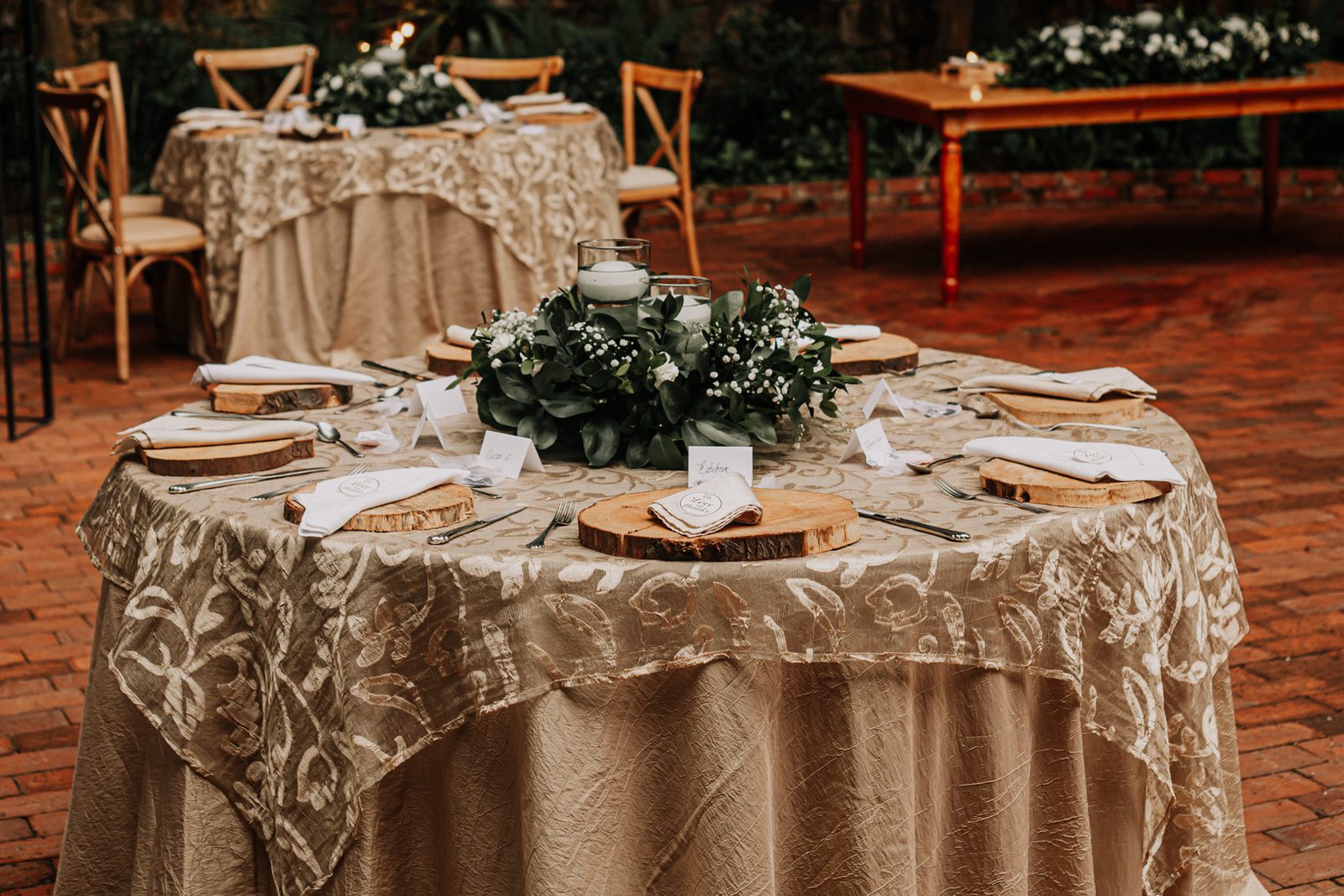 Manteles y sobremanteles de alta calidad para celebraciones.